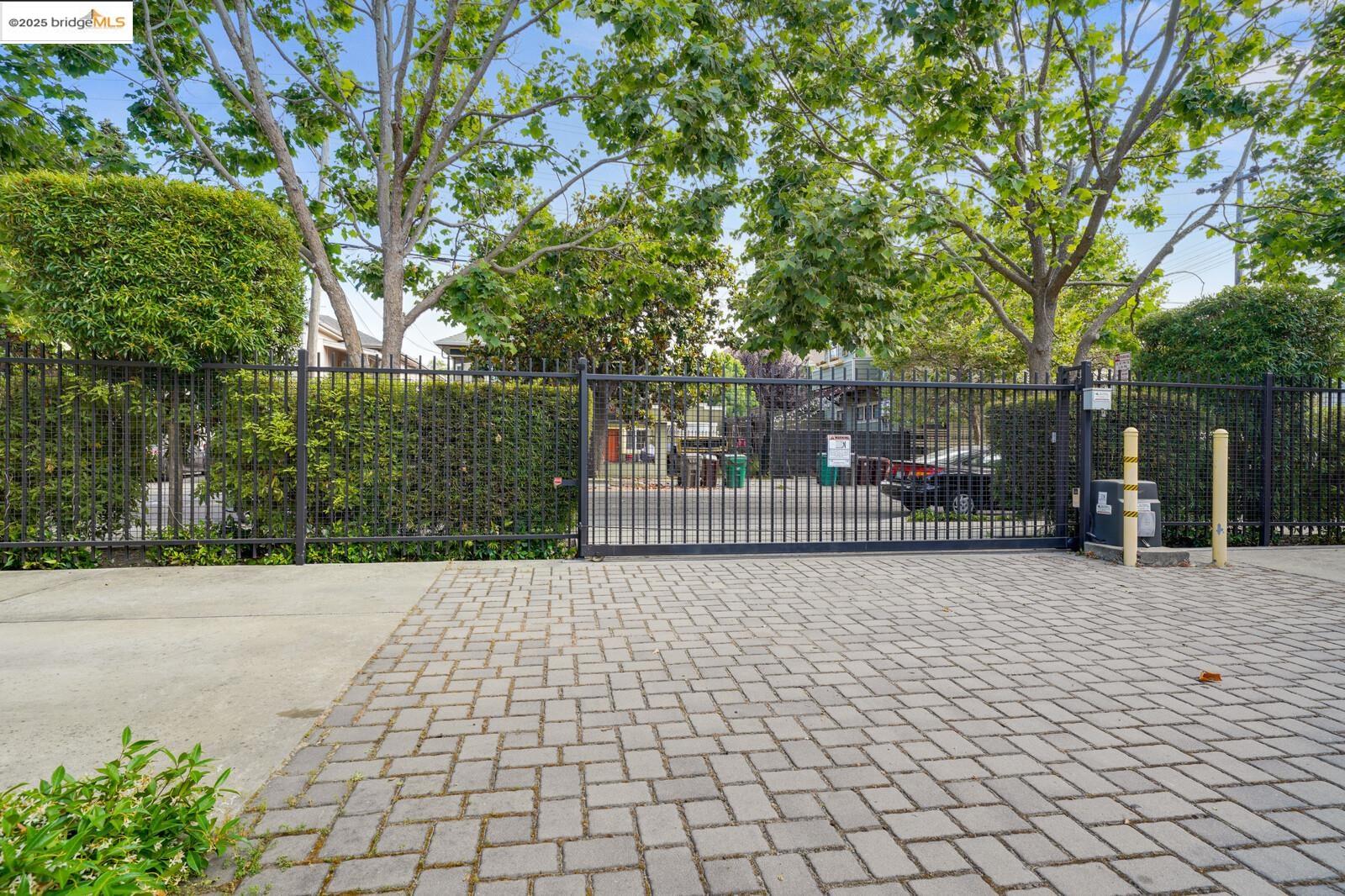 1565 32nd Street # 3, Oakland, California 94608, 2 Bedrooms Bedrooms, 5 Rooms Rooms,2 BathroomsBathrooms,Residential,For Sale,1565 32nd Street # 3,41086101