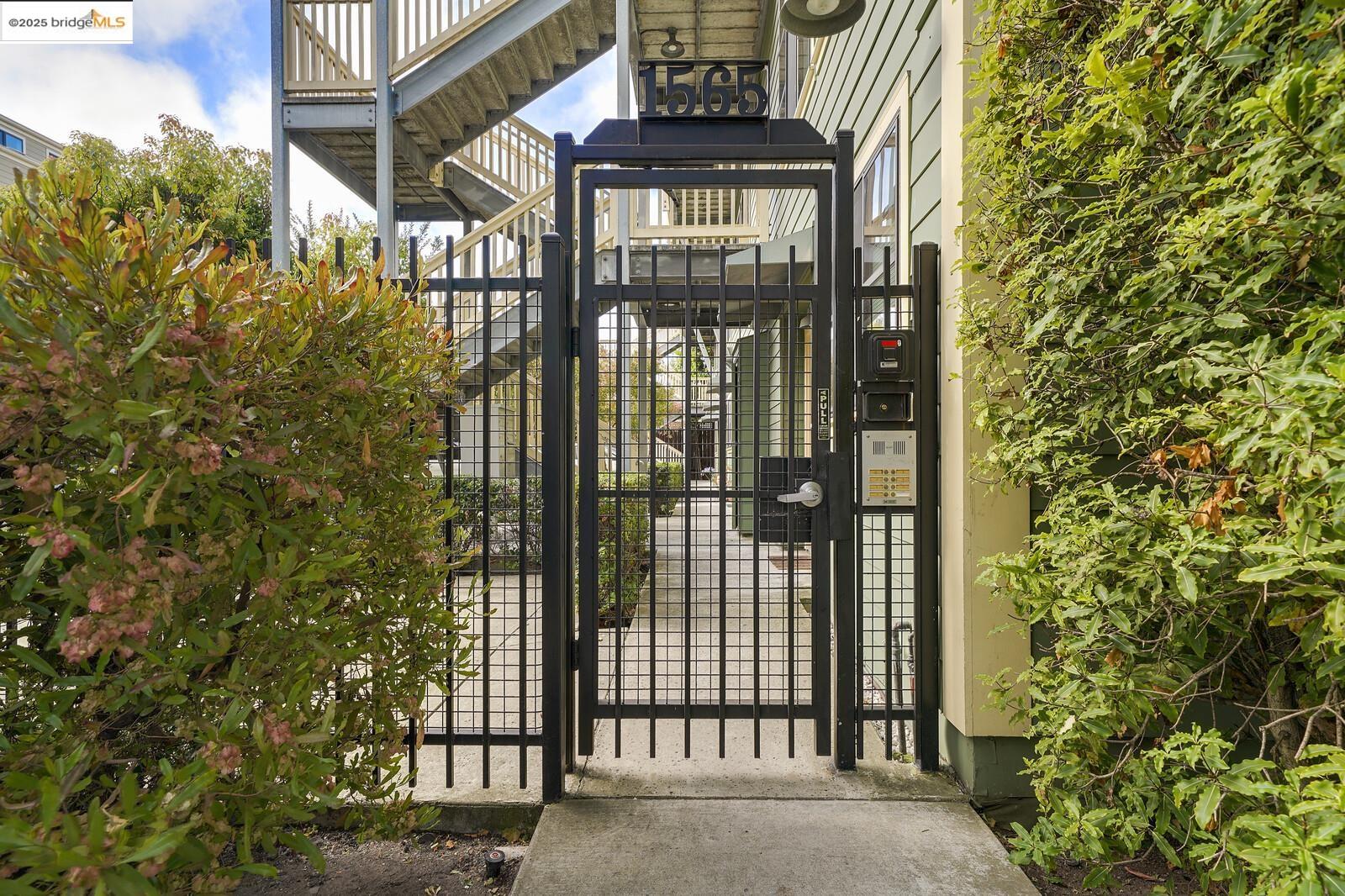 1565 32nd Street # 3, Oakland, California 94608, 2 Bedrooms Bedrooms, 5 Rooms Rooms,2 BathroomsBathrooms,Residential,For Sale,1565 32nd Street # 3,41086101