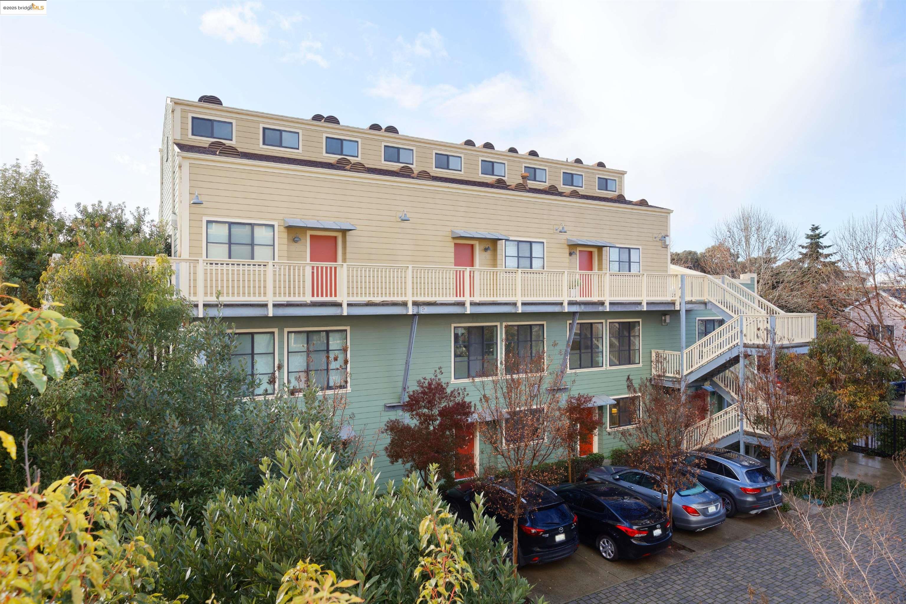 1565 32nd Street # 3, Oakland, California 94608, 2 Bedrooms Bedrooms, 5 Rooms Rooms,2 BathroomsBathrooms,Residential,For Sale,1565 32nd Street # 3,41086101