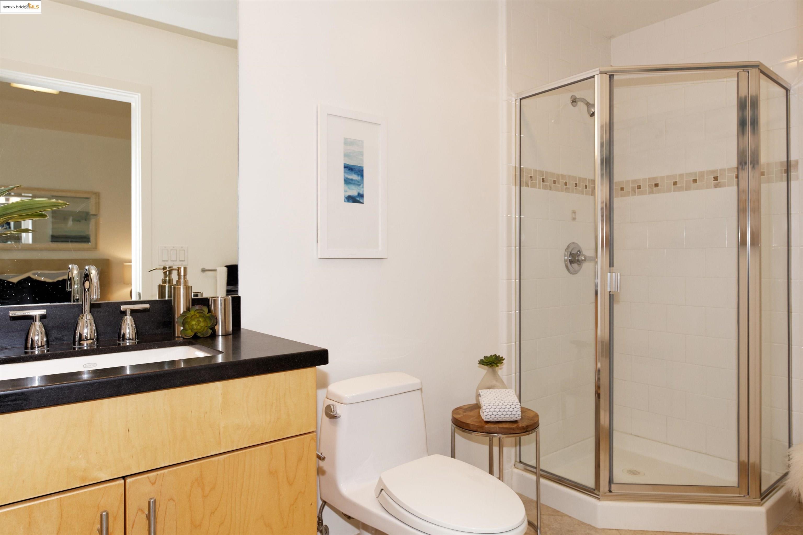 1565 32nd Street # 3, Oakland, California 94608, 2 Bedrooms Bedrooms, 5 Rooms Rooms,2 BathroomsBathrooms,Residential,For Sale,1565 32nd Street # 3,41086101