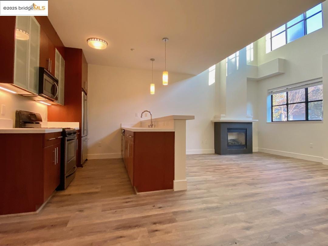 1565 32nd Street # 3, Oakland, California 94608, 2 Bedrooms Bedrooms, 5 Rooms Rooms,2 BathroomsBathrooms,Residential,For Sale,1565 32nd Street # 3,41086101