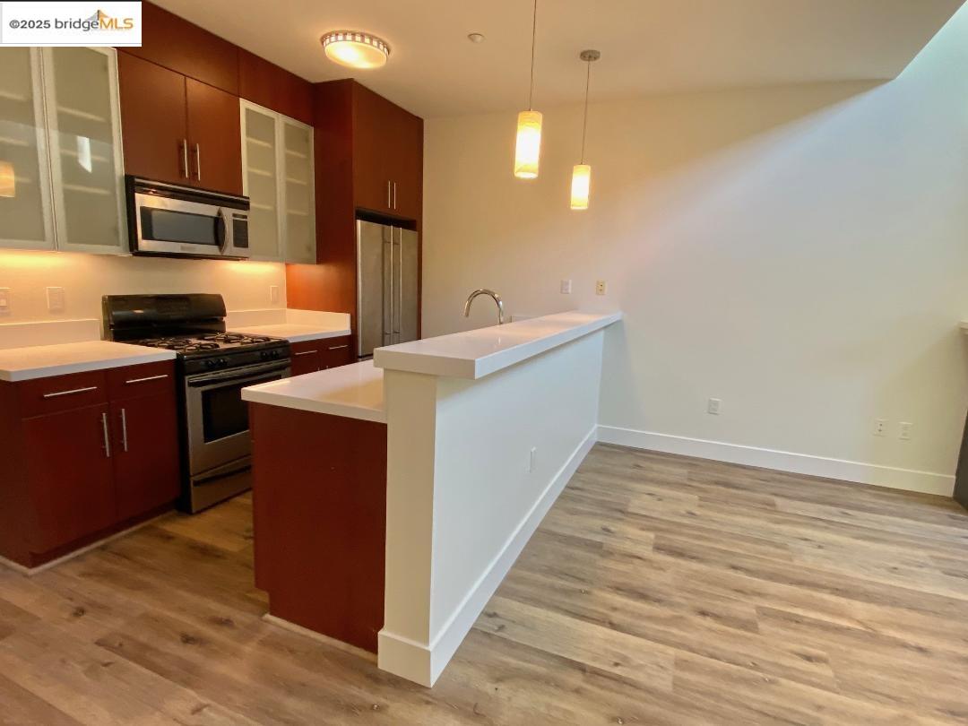 1565 32nd Street # 3, Oakland, California 94608, 2 Bedrooms Bedrooms, 5 Rooms Rooms,2 BathroomsBathrooms,Residential,For Sale,1565 32nd Street # 3,41086101