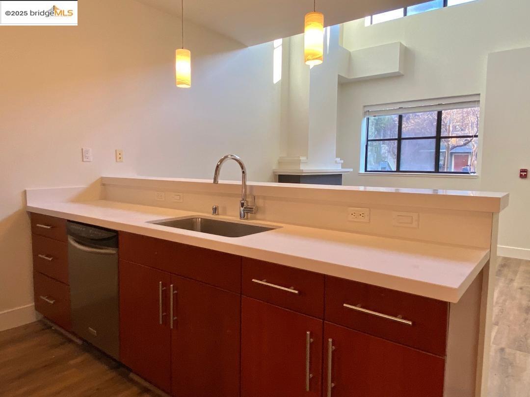 1565 32nd Street # 3, Oakland, California 94608, 2 Bedrooms Bedrooms, 5 Rooms Rooms,2 BathroomsBathrooms,Residential,For Sale,1565 32nd Street # 3,41086101