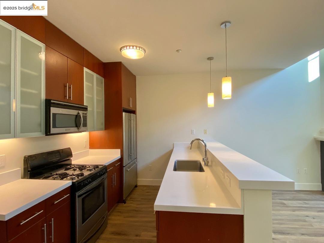 1565 32nd Street # 3, Oakland, California 94608, 2 Bedrooms Bedrooms, 5 Rooms Rooms,2 BathroomsBathrooms,Residential,For Sale,1565 32nd Street # 3,41086101
