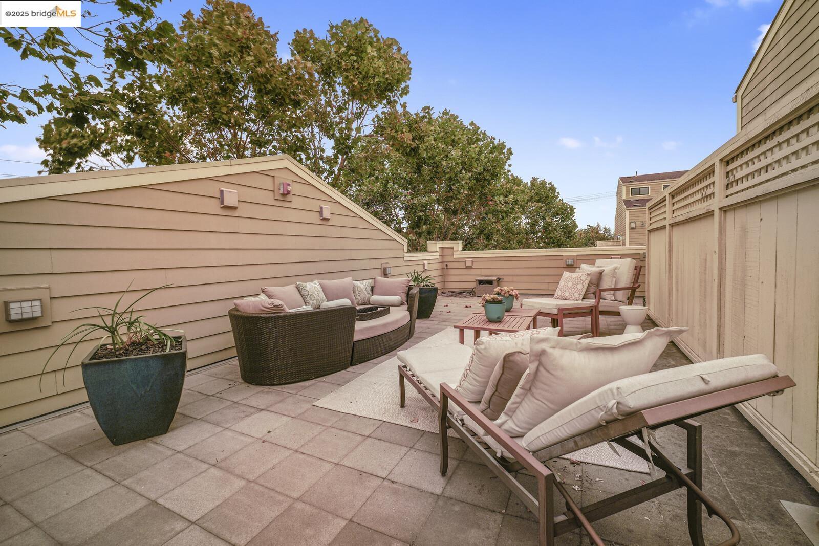 1565 32nd Street # 3, Oakland, California 94608, 2 Bedrooms Bedrooms, 5 Rooms Rooms,2 BathroomsBathrooms,Residential,For Sale,1565 32nd Street # 3,41086101