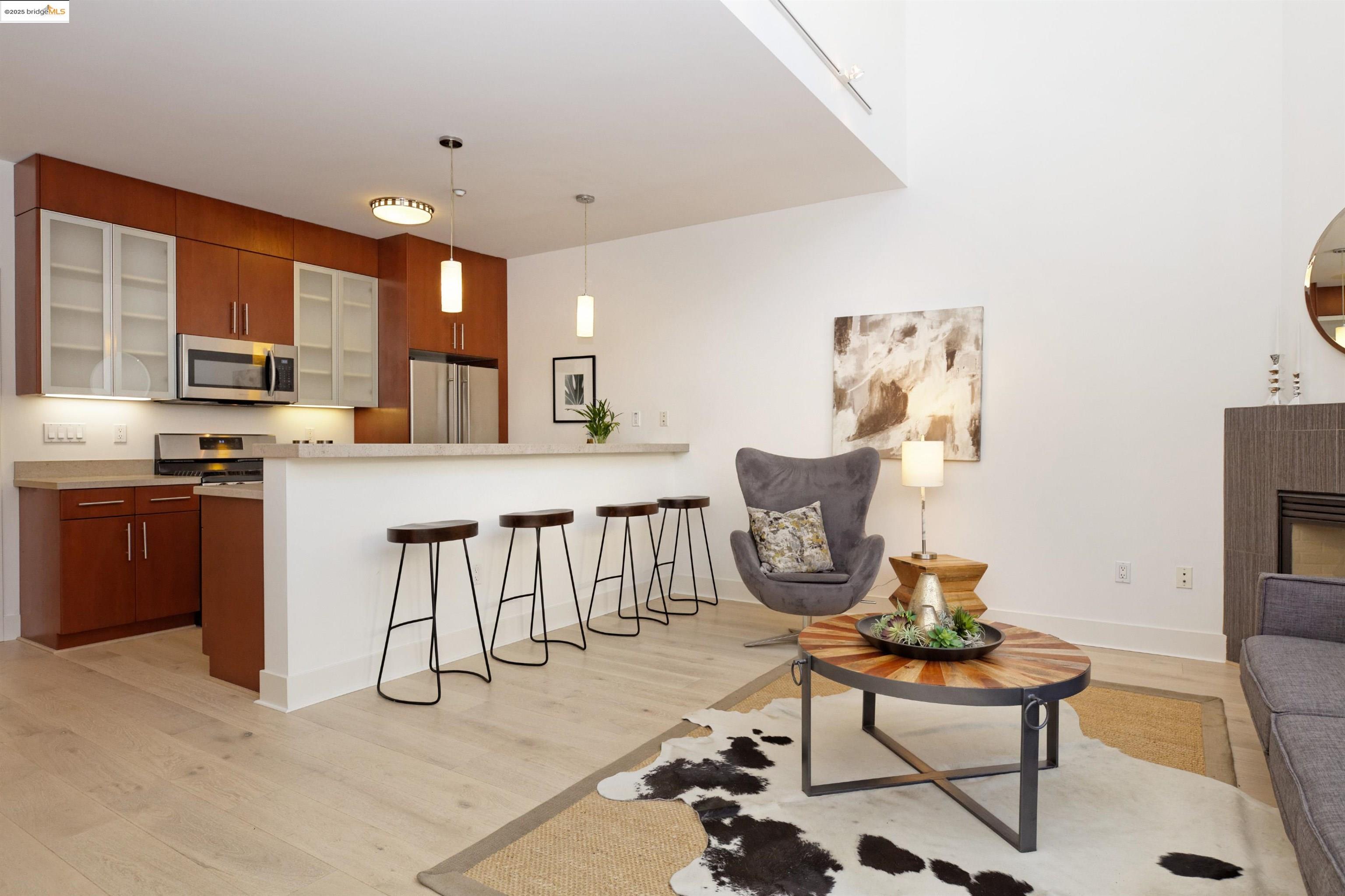 1565 32nd Street # 3, Oakland, California 94608, 2 Bedrooms Bedrooms, 5 Rooms Rooms,2 BathroomsBathrooms,Residential,For Sale,1565 32nd Street # 3,41086101