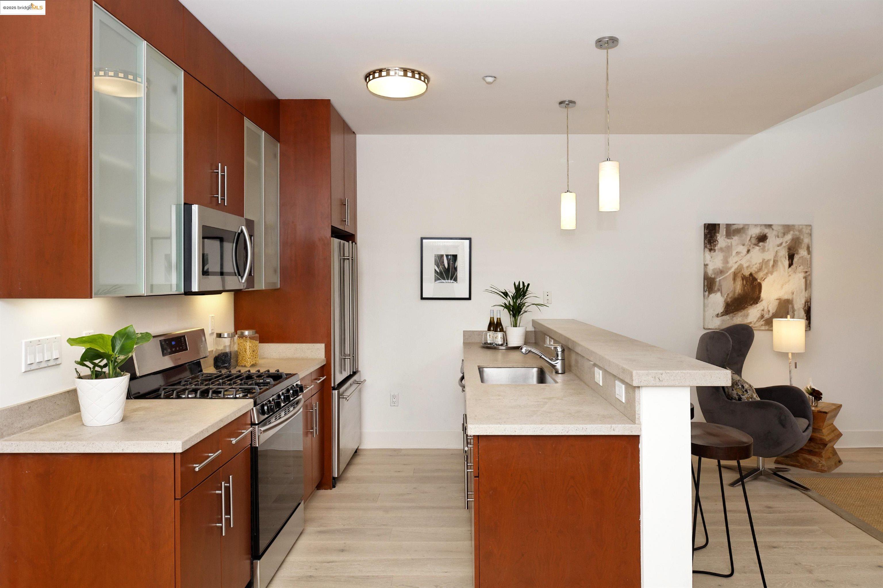 1565 32nd Street # 3, Oakland, California 94608, 2 Bedrooms Bedrooms, 5 Rooms Rooms,2 BathroomsBathrooms,Residential,For Sale,1565 32nd Street # 3,41086101