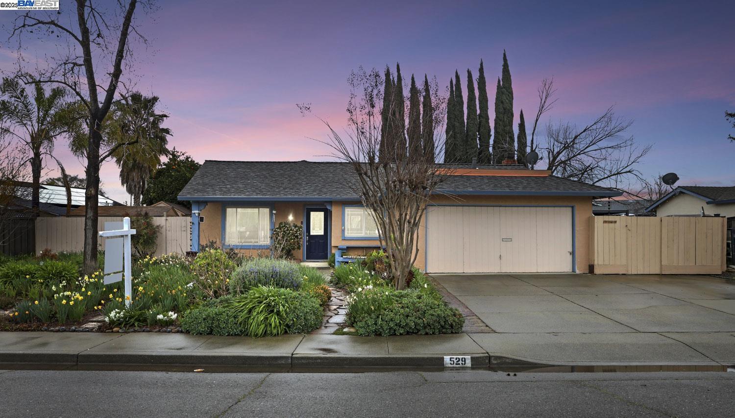 Detail Gallery Image 1 of 1 For 529 Yosemite Dr, Livermore,  CA 94551 - 3 Beds | 2 Baths