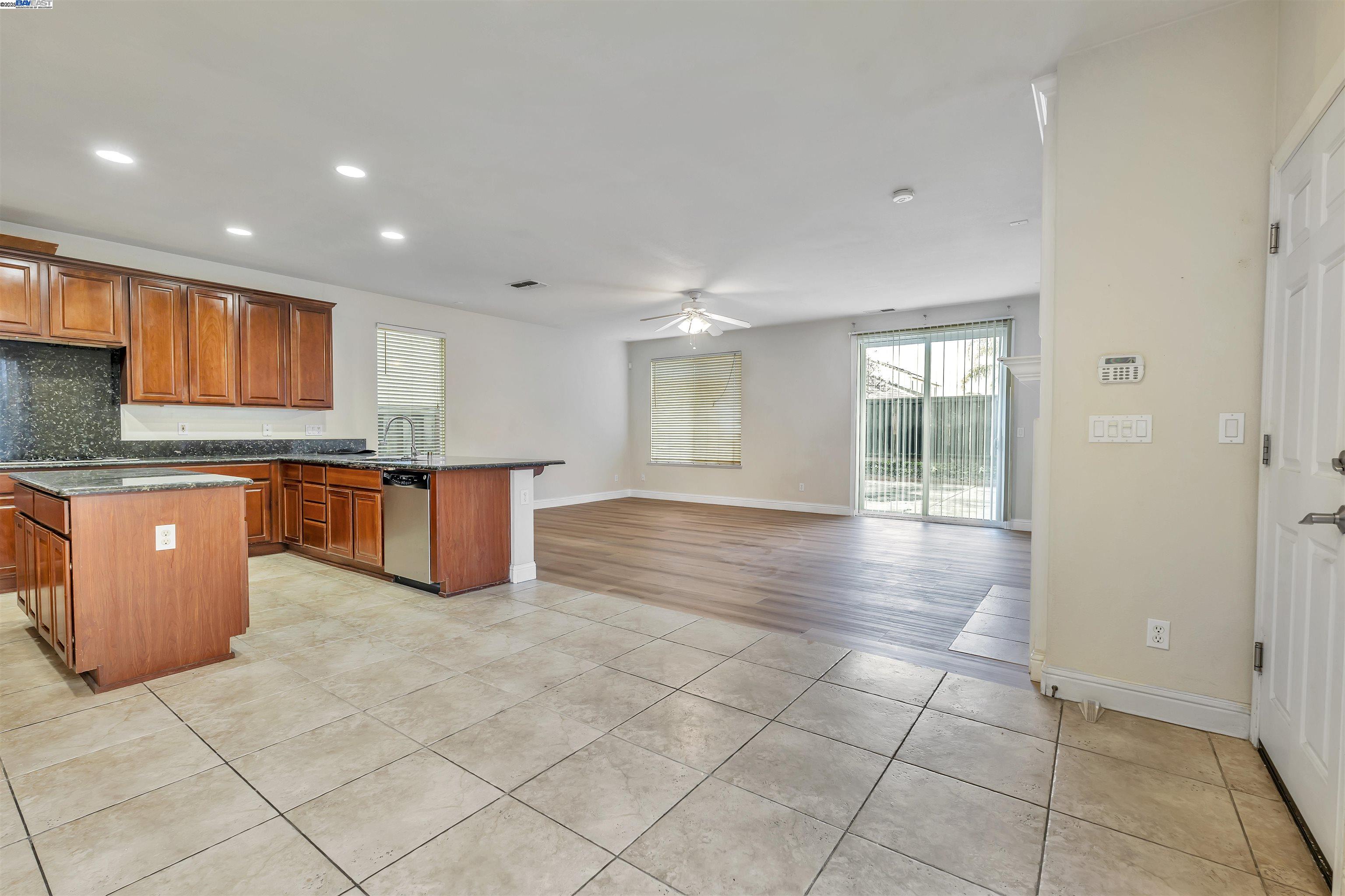 Detail Gallery Image 11 of 59 For 501 Carnaby Rd, Lathrop,  CA 95330 - 4 Beds | 2/1 Baths