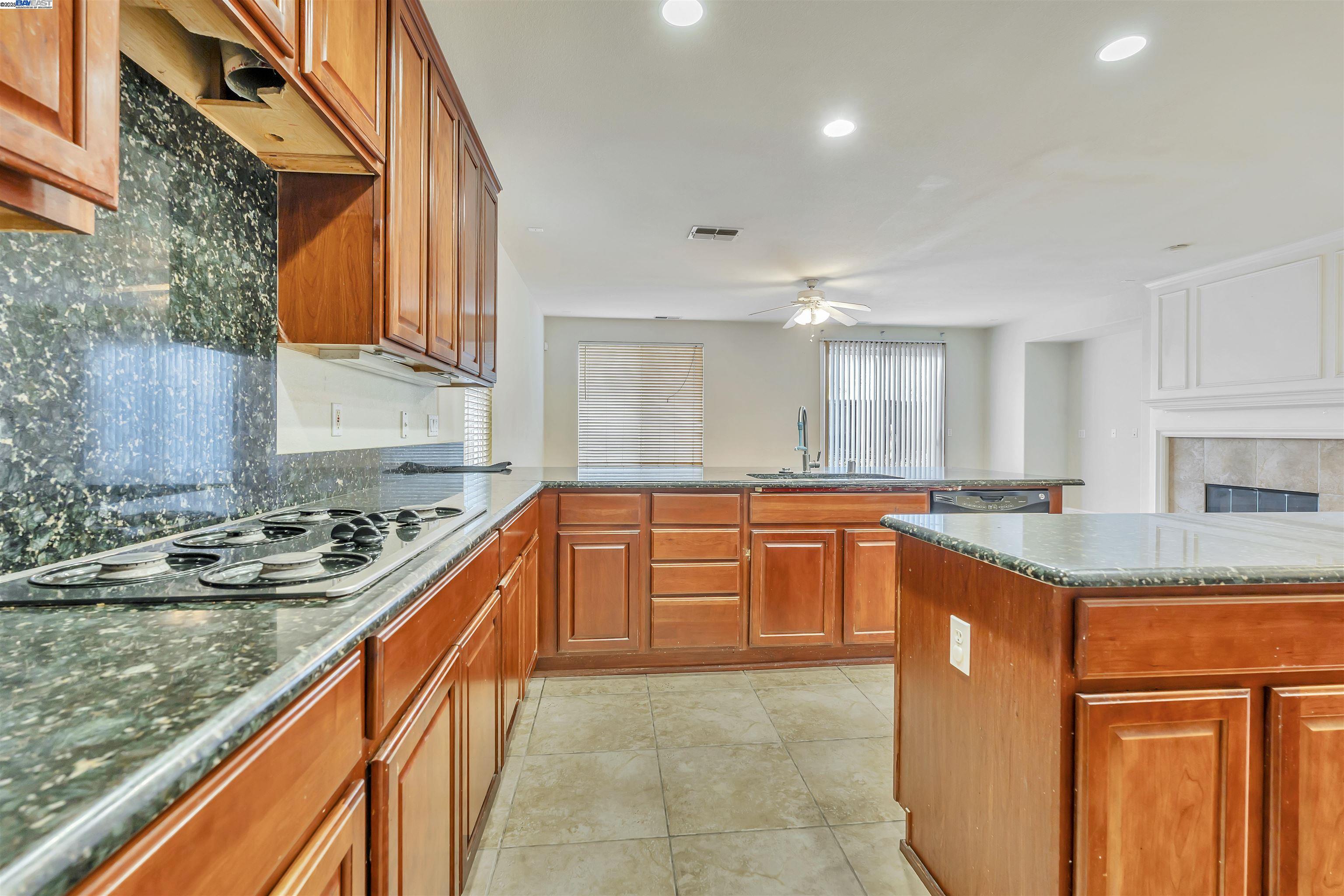 Detail Gallery Image 13 of 59 For 501 Carnaby Rd, Lathrop,  CA 95330 - 4 Beds | 2/1 Baths