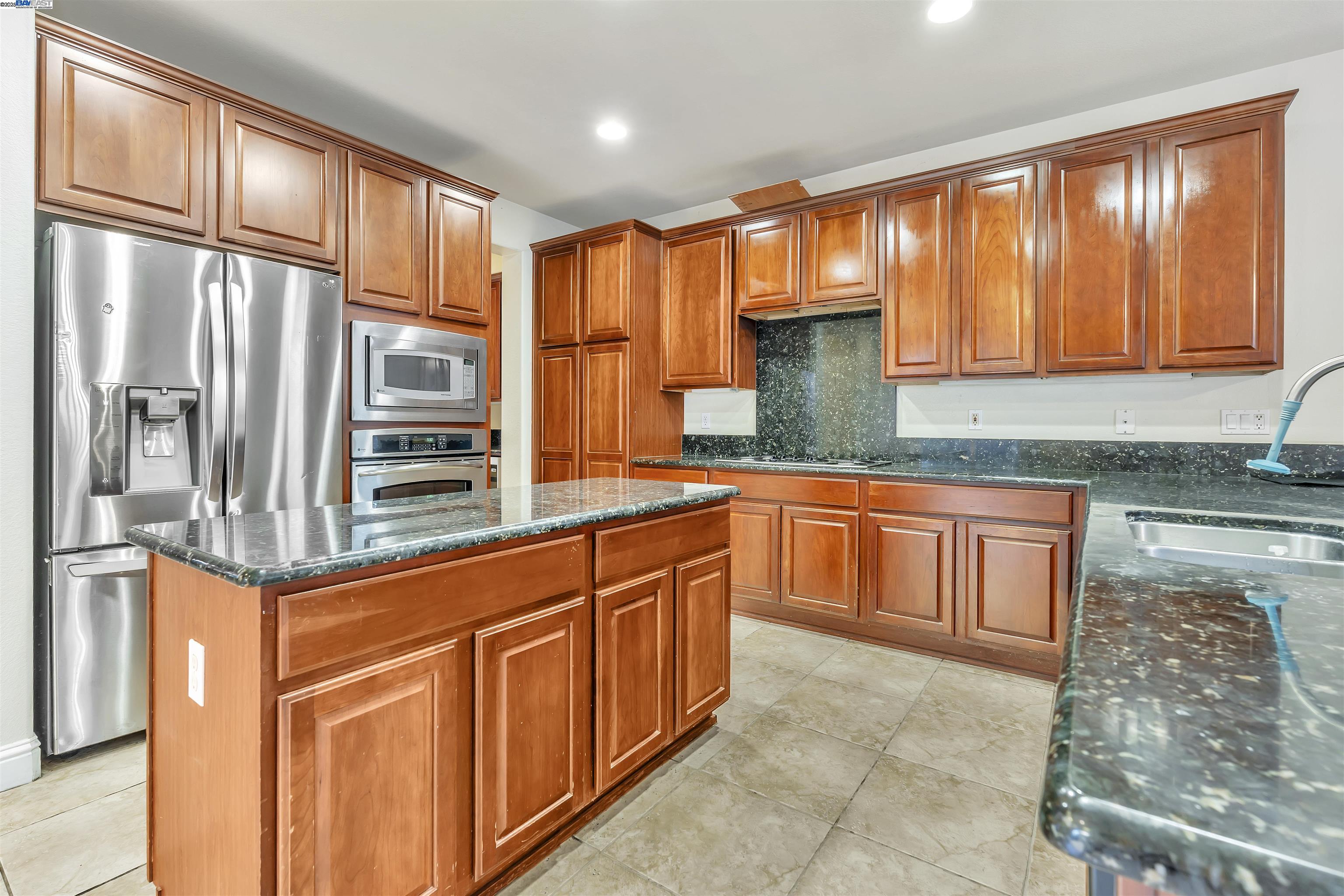 Detail Gallery Image 14 of 59 For 501 Carnaby Rd, Lathrop,  CA 95330 - 4 Beds | 2/1 Baths
