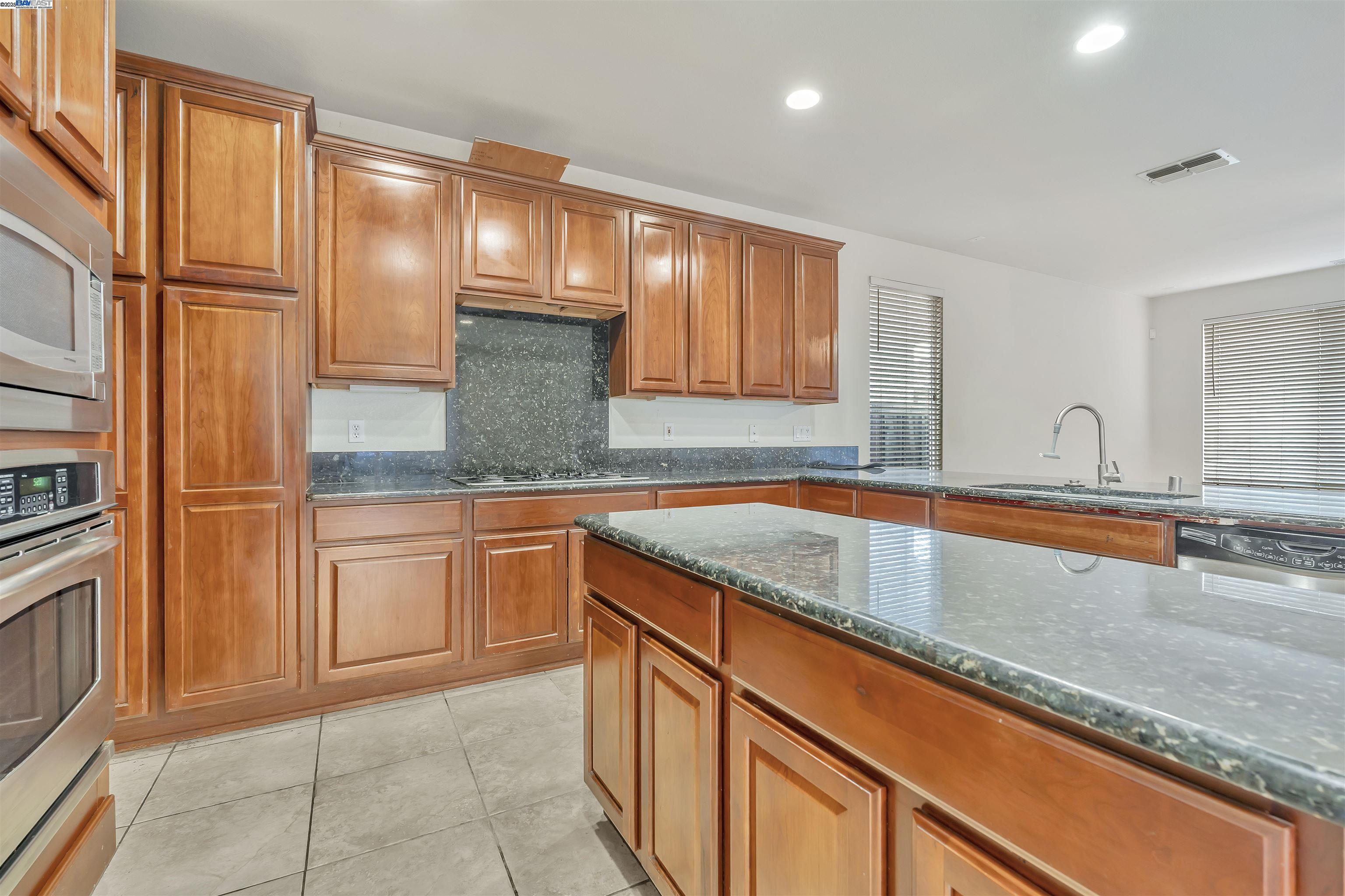 Detail Gallery Image 16 of 59 For 501 Carnaby Rd, Lathrop,  CA 95330 - 4 Beds | 2/1 Baths