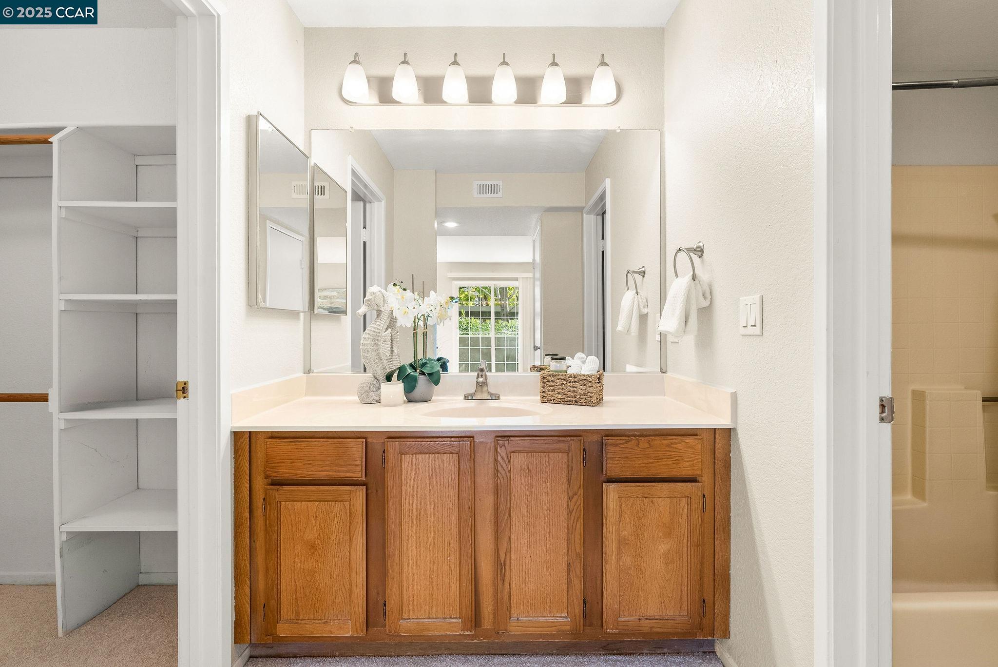 635 Canyon Oaks Dr # A, Oakland, California 94605, 1 Bedroom Bedrooms, 4 Rooms Rooms,1 BathroomBathrooms,Residential,For Sale,635 Canyon Oaks Dr # A,41086133
