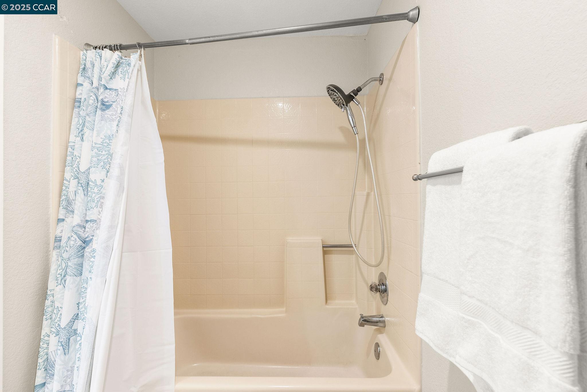 635 Canyon Oaks Dr # A, Oakland, California 94605, 1 Bedroom Bedrooms, 4 Rooms Rooms,1 BathroomBathrooms,Residential,For Sale,635 Canyon Oaks Dr # A,41086133