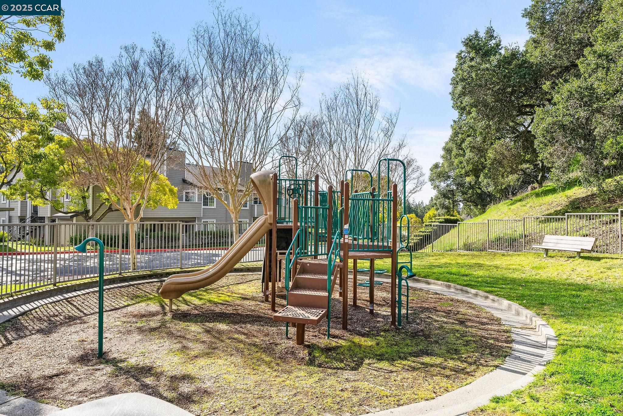635 Canyon Oaks Dr # A, Oakland, California 94605, 1 Bedroom Bedrooms, 4 Rooms Rooms,1 BathroomBathrooms,Residential,For Sale,635 Canyon Oaks Dr # A,41086133