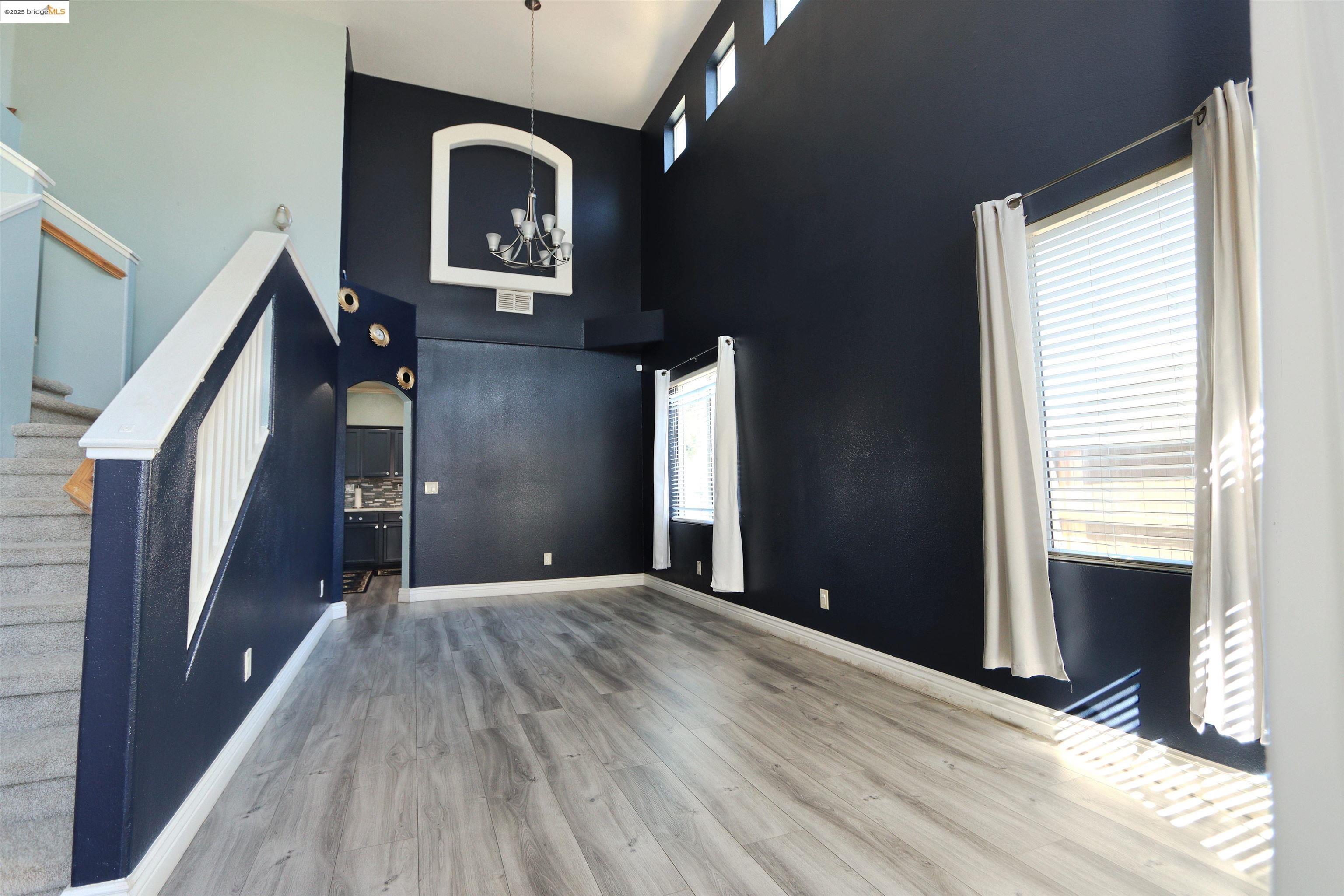 Detail Gallery Image 2 of 29 For 777 Brittanyann Ln., Stockton,  CA 95206 - 5 Beds | 2/1 Baths