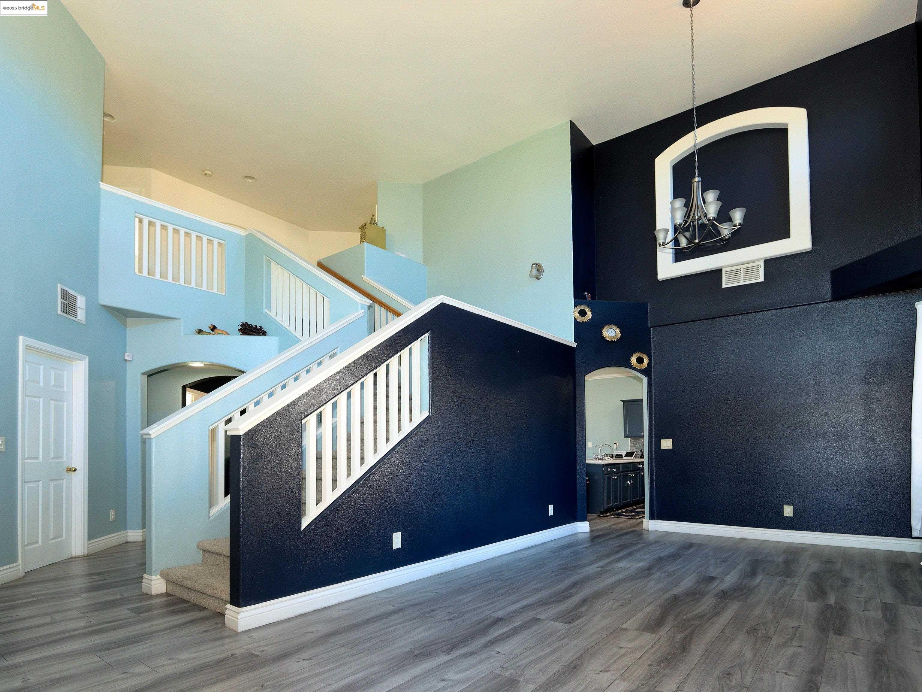 Detail Gallery Image 4 of 29 For 777 Brittanyann Ln., Stockton,  CA 95206 - 5 Beds | 2/1 Baths