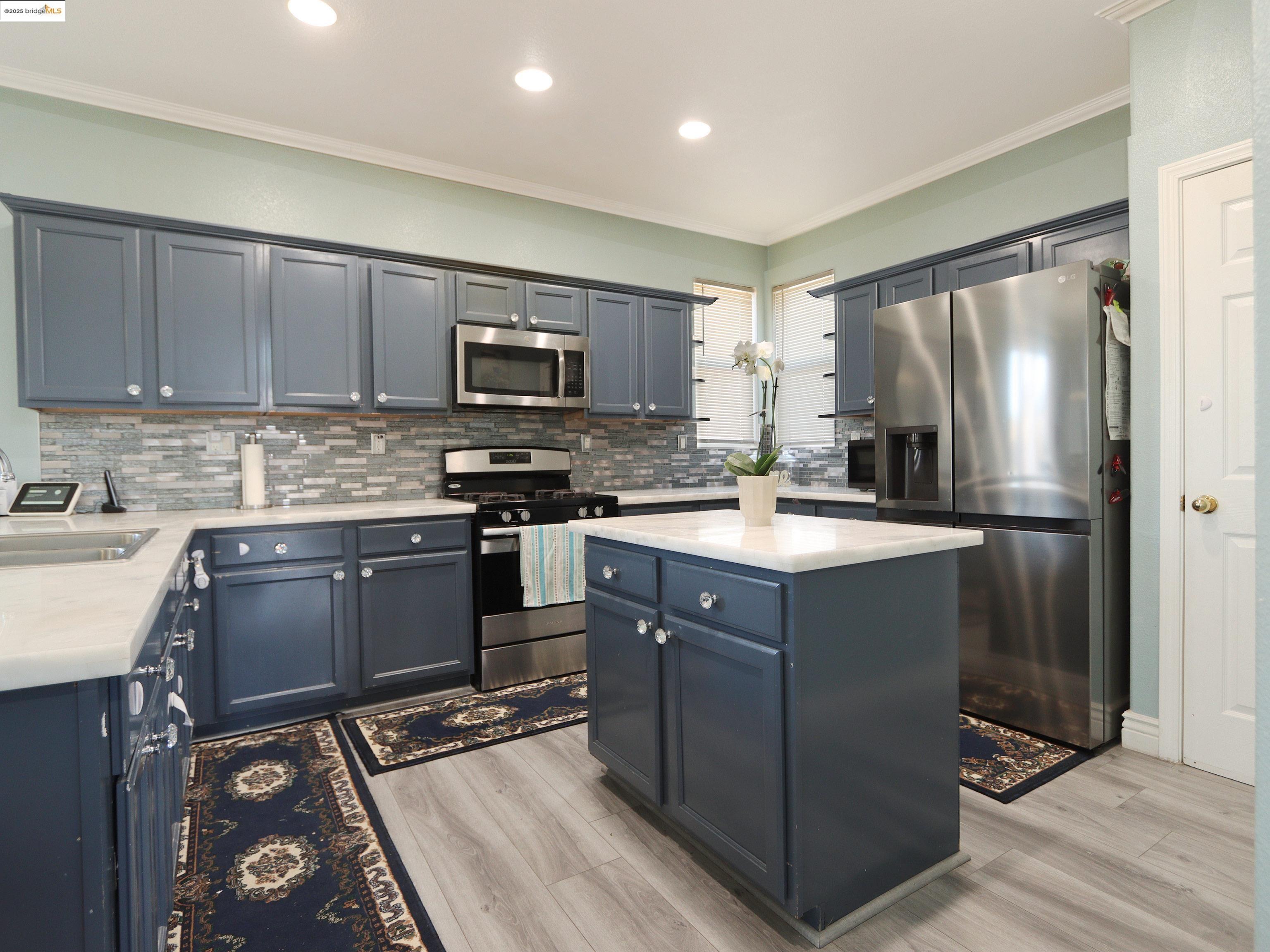 Detail Gallery Image 5 of 29 For 777 Brittanyann Ln., Stockton,  CA 95206 - 5 Beds | 2/1 Baths