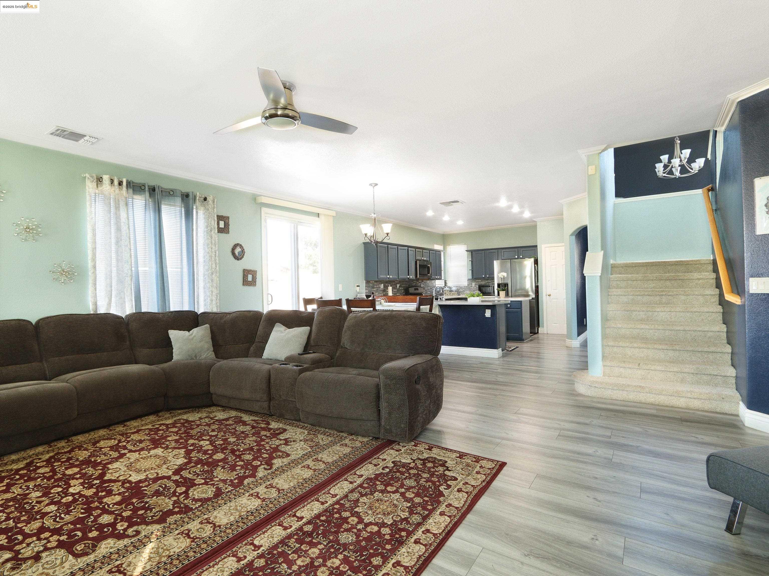 Detail Gallery Image 8 of 29 For 777 Brittanyann Ln., Stockton,  CA 95206 - 5 Beds | 2/1 Baths