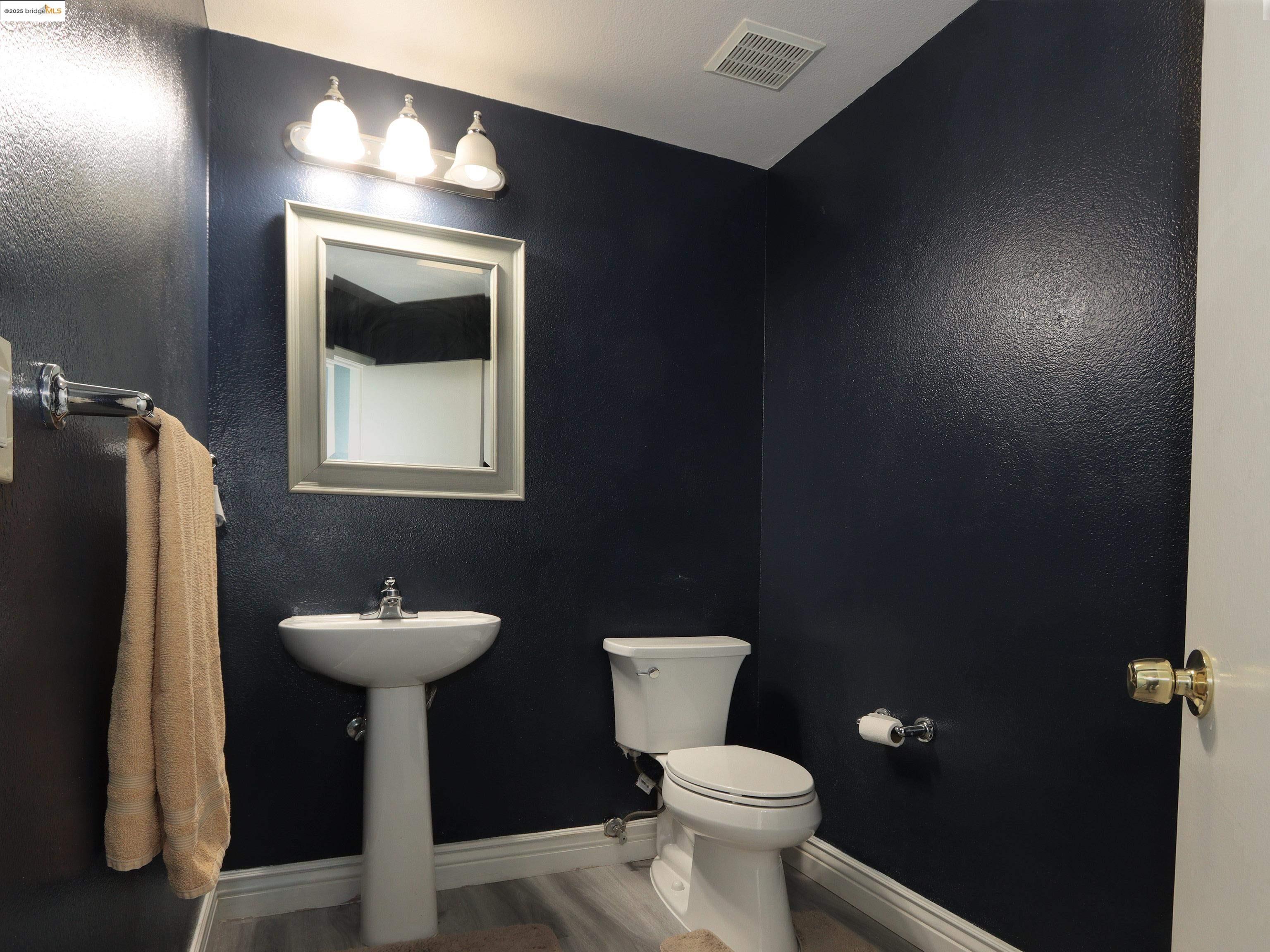 Detail Gallery Image 10 of 29 For 777 Brittanyann Ln., Stockton,  CA 95206 - 5 Beds | 2/1 Baths