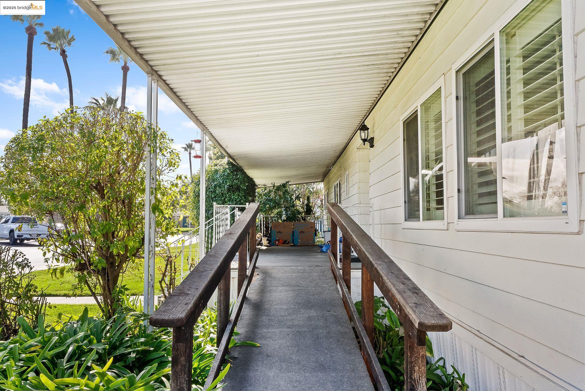 Detail Gallery Image 4 of 11 For 2295 Dalis Dr, Concord,  CA 94520 - 2 Beds | 2 Baths