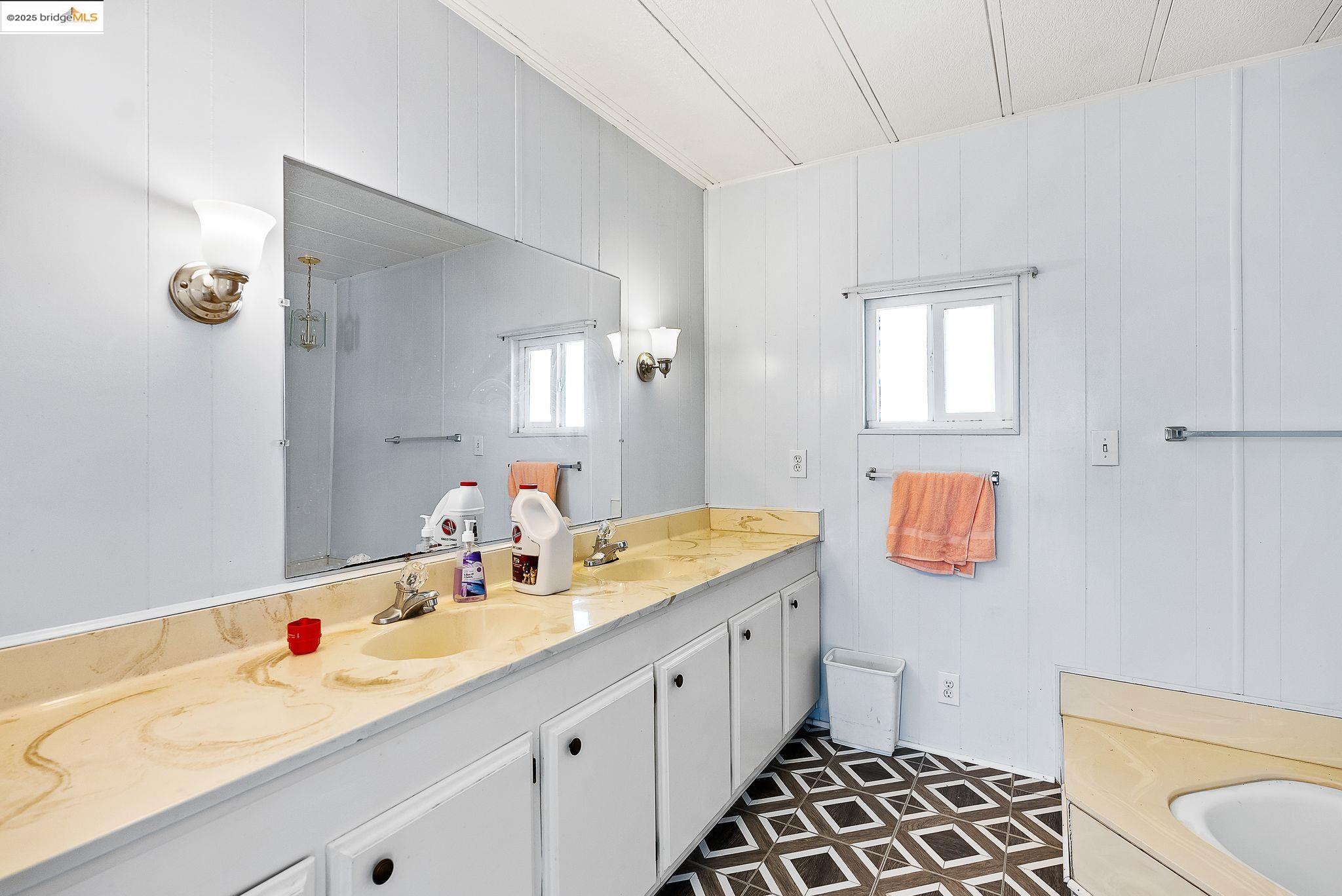 Detail Gallery Image 8 of 11 For 2295 Dalis Dr, Concord,  CA 94520 - 2 Beds | 2 Baths