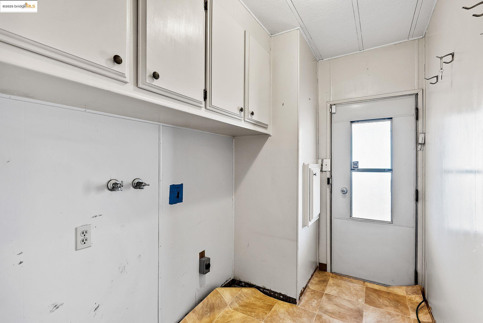 Detail Gallery Image 9 of 11 For 2295 Dalis Dr, Concord,  CA 94520 - 2 Beds | 2 Baths