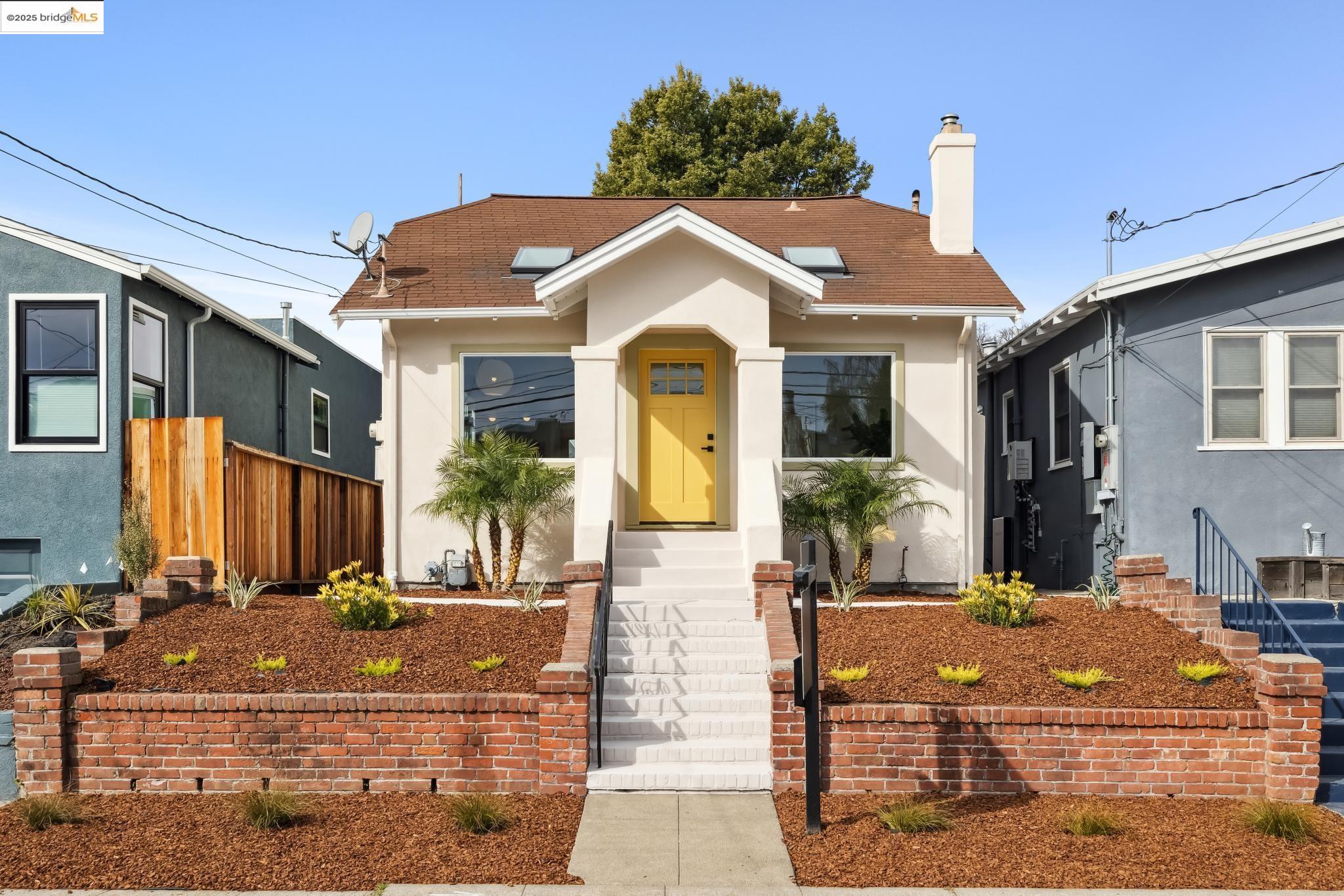 Detail Gallery Image 1 of 1 For 1120 Santa Fe Ave, Albany,  CA 94706 - 2 Beds | 2 Baths