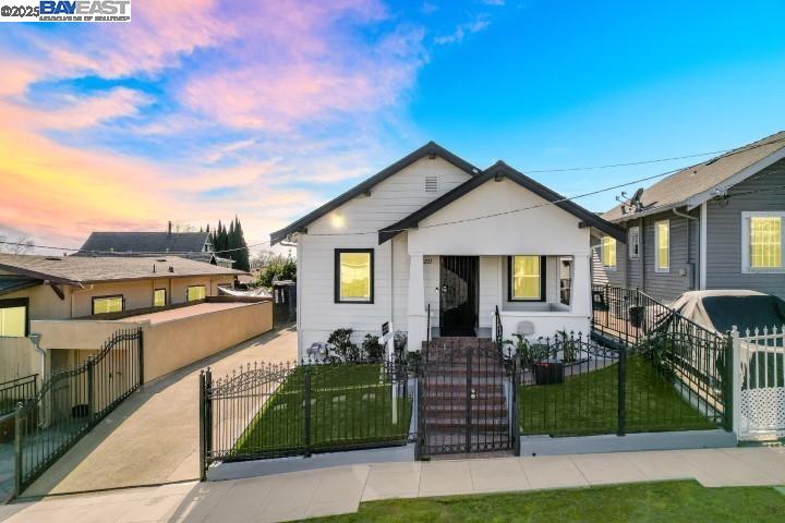 Detail Gallery Image 1 of 1 For 4211 Santa Rita St, Oakland,  CA 94601 - 2 Beds | 1 Baths