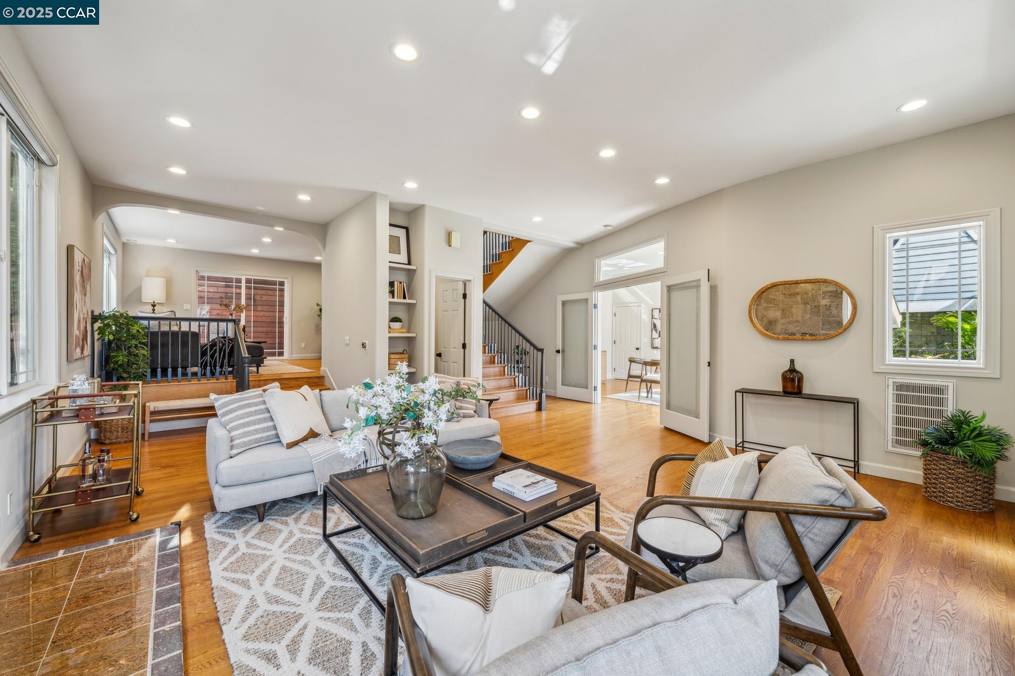 Detail Gallery Image 2 of 38 For 7157 Buckingham Blvd, Berkeley,  CA 94705 - 3 Beds | 3/1 Baths