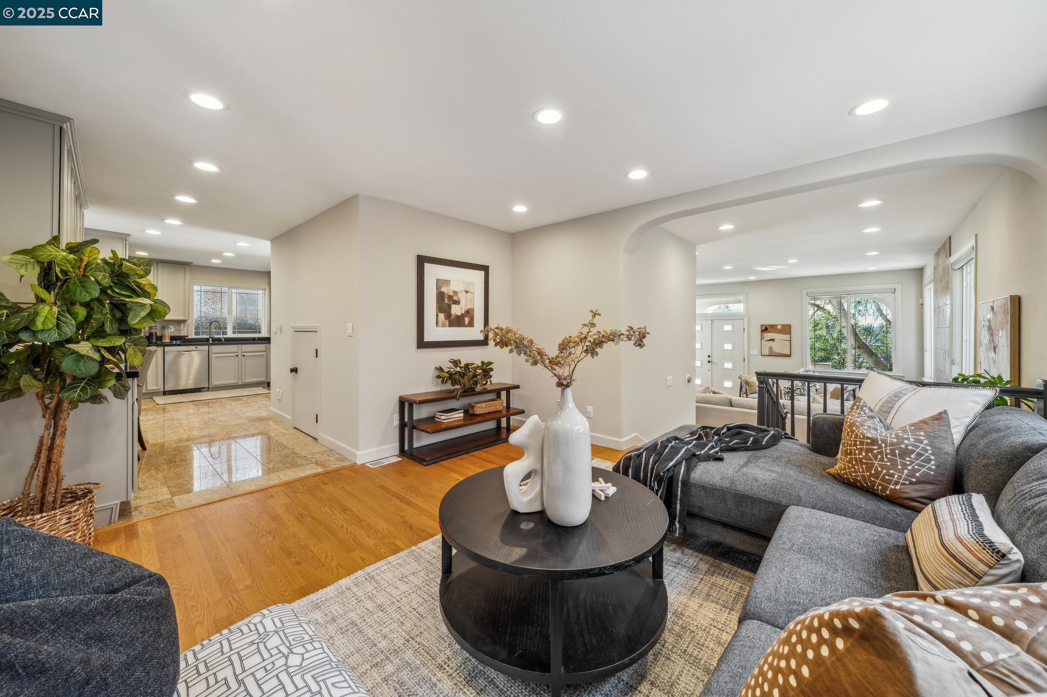 Detail Gallery Image 12 of 38 For 7157 Buckingham Blvd, Berkeley,  CA 94705 - 3 Beds | 3/1 Baths