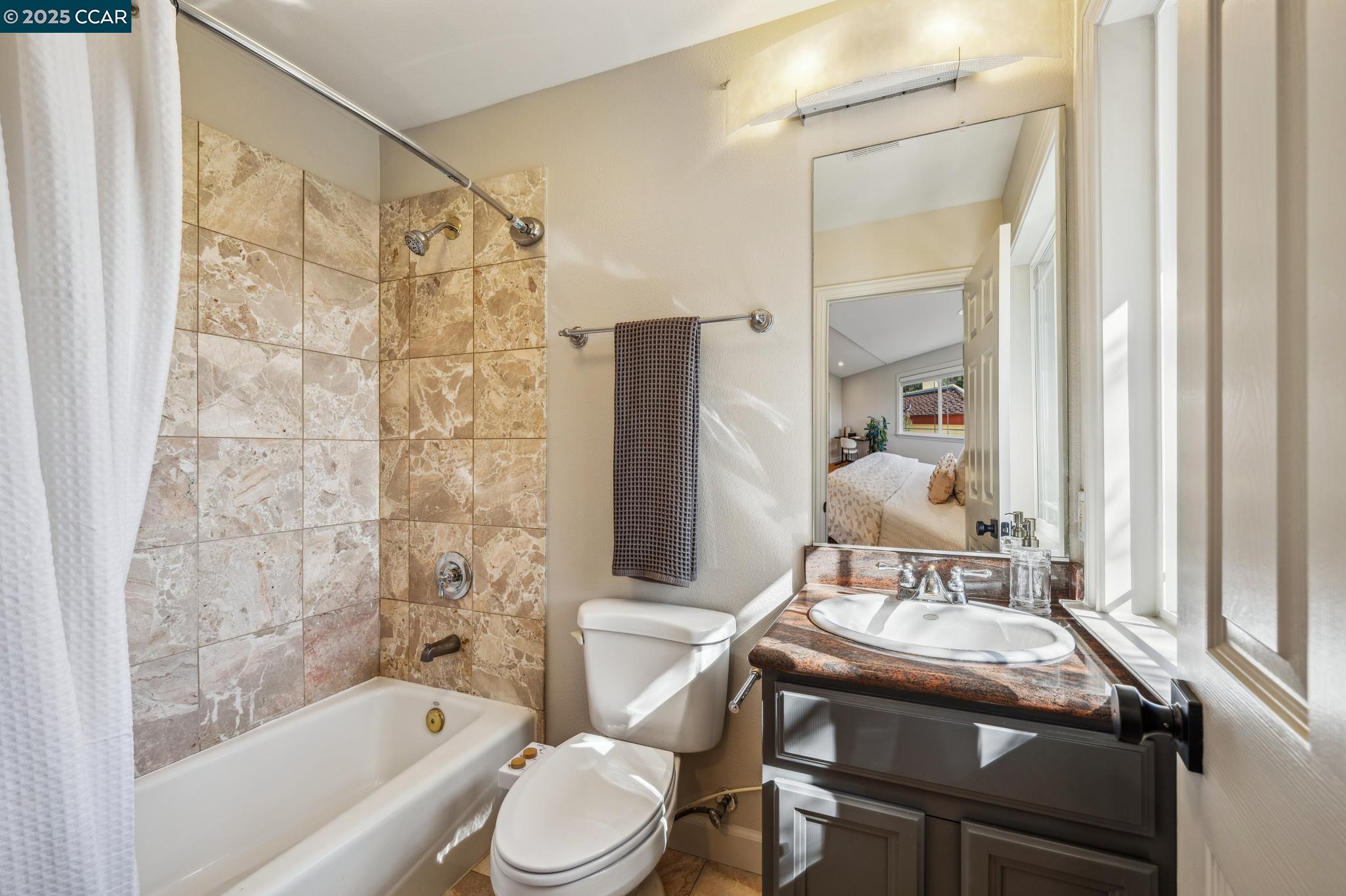 Detail Gallery Image 28 of 38 For 7157 Buckingham Blvd, Berkeley,  CA 94705 - 3 Beds | 3/1 Baths