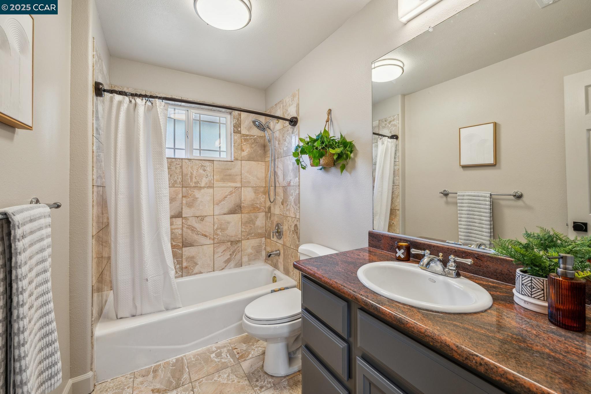 Detail Gallery Image 32 of 38 For 7157 Buckingham Blvd, Berkeley,  CA 94705 - 3 Beds | 3/1 Baths