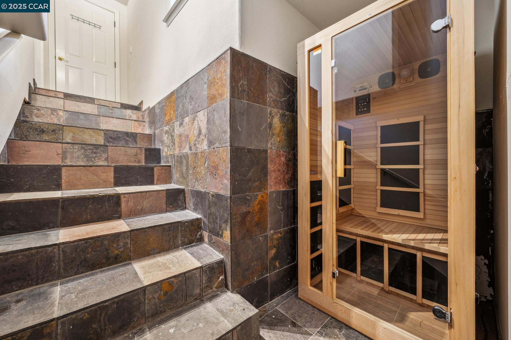 Detail Gallery Image 35 of 38 For 7157 Buckingham Blvd, Berkeley,  CA 94705 - 3 Beds | 3/1 Baths