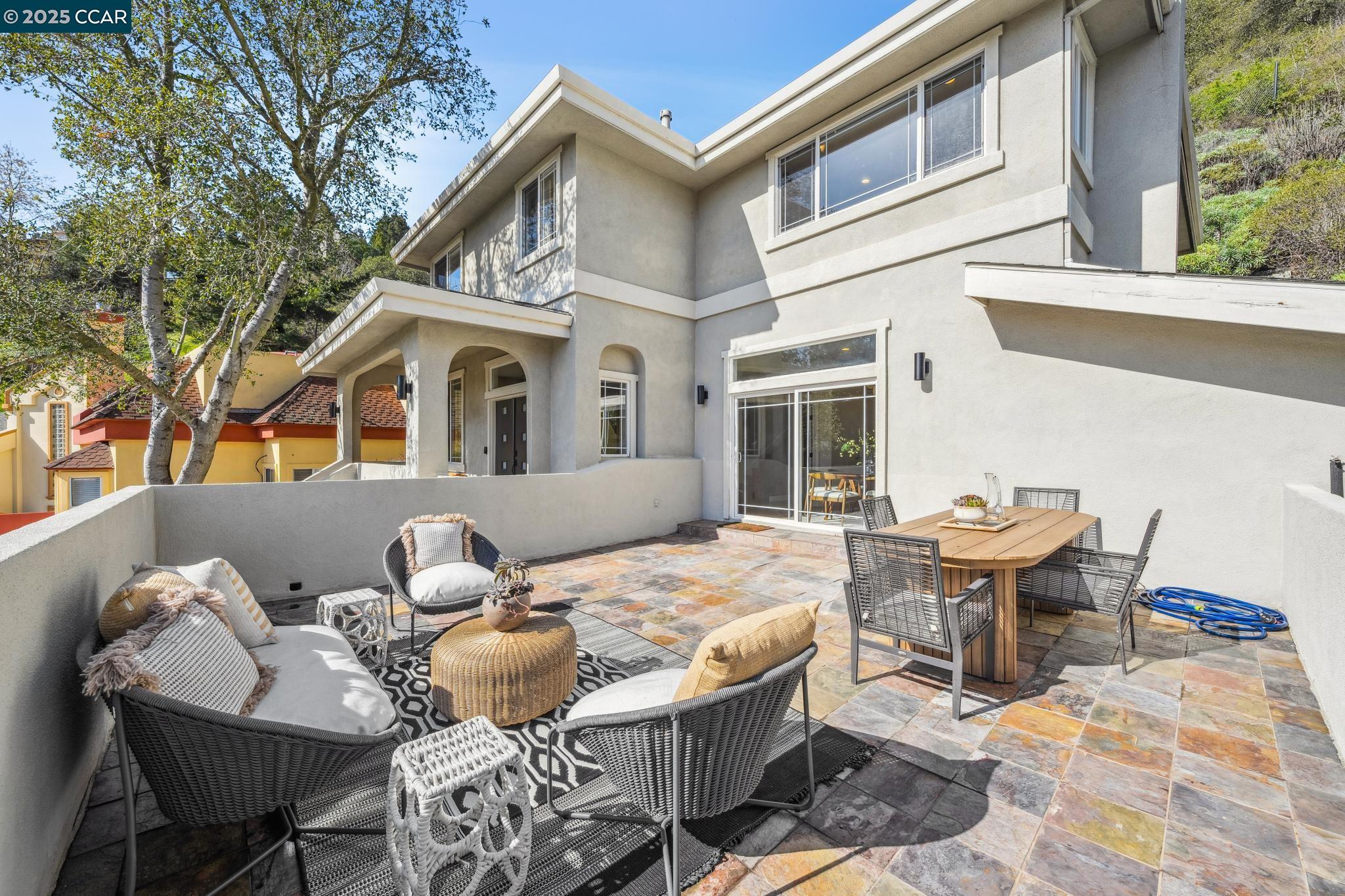 Detail Gallery Image 7 of 38 For 7157 Buckingham Blvd, Berkeley,  CA 94705 - 3 Beds | 3/1 Baths
