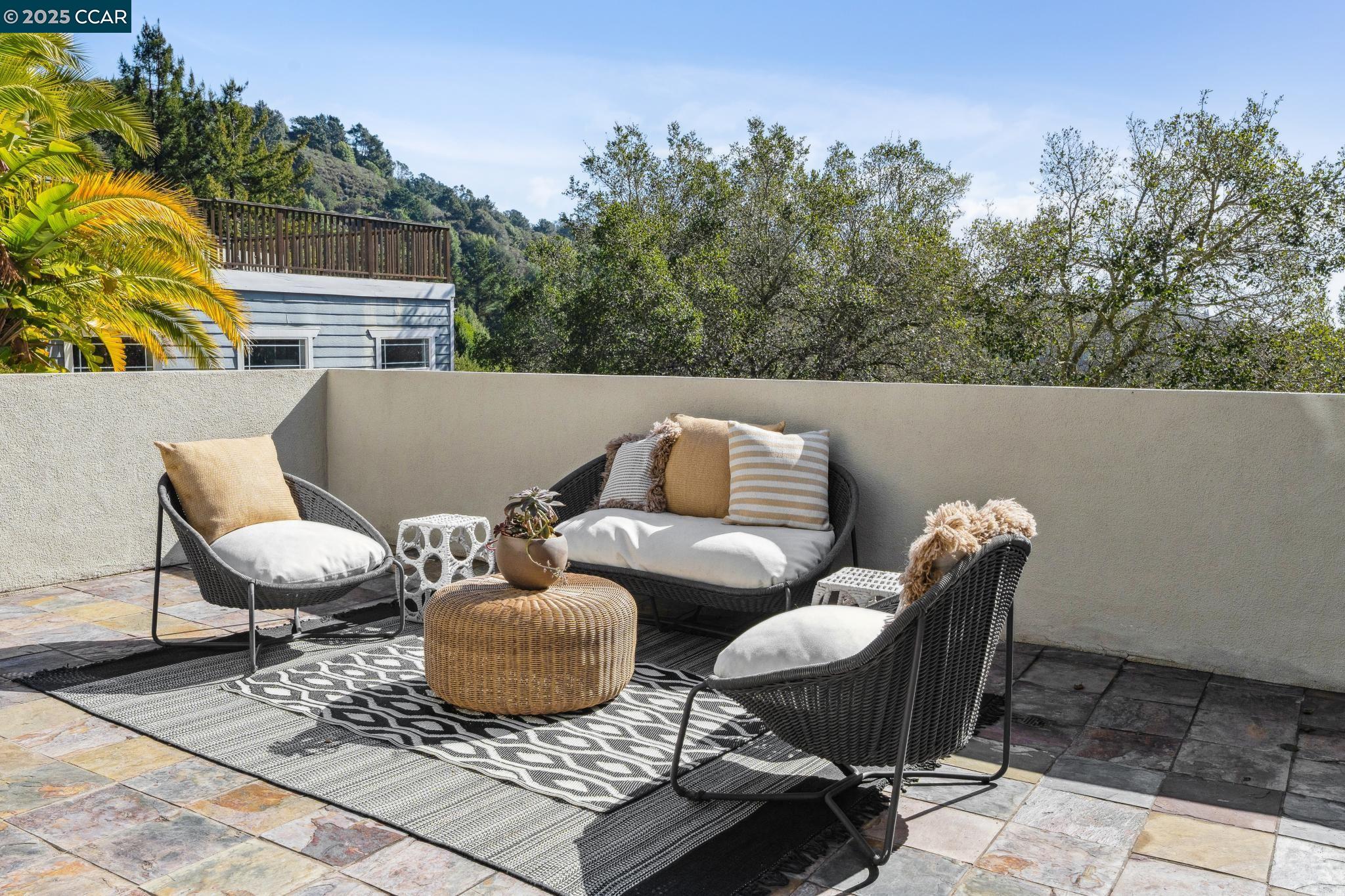 Detail Gallery Image 8 of 38 For 7157 Buckingham Blvd, Berkeley,  CA 94705 - 3 Beds | 3/1 Baths