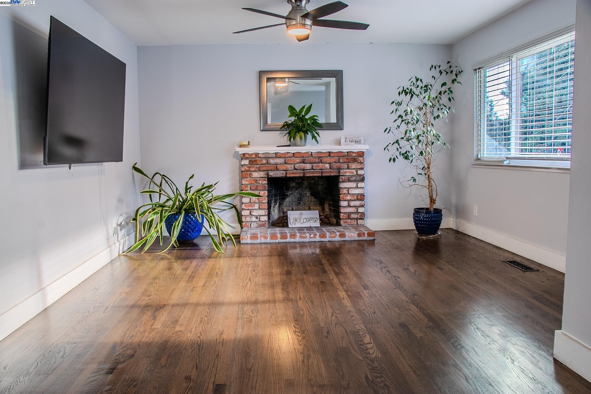 Detail Gallery Image 3 of 7 For 4623 Appian Way, El Sobrante,  CA 94803 - 4 Beds | 2 Baths