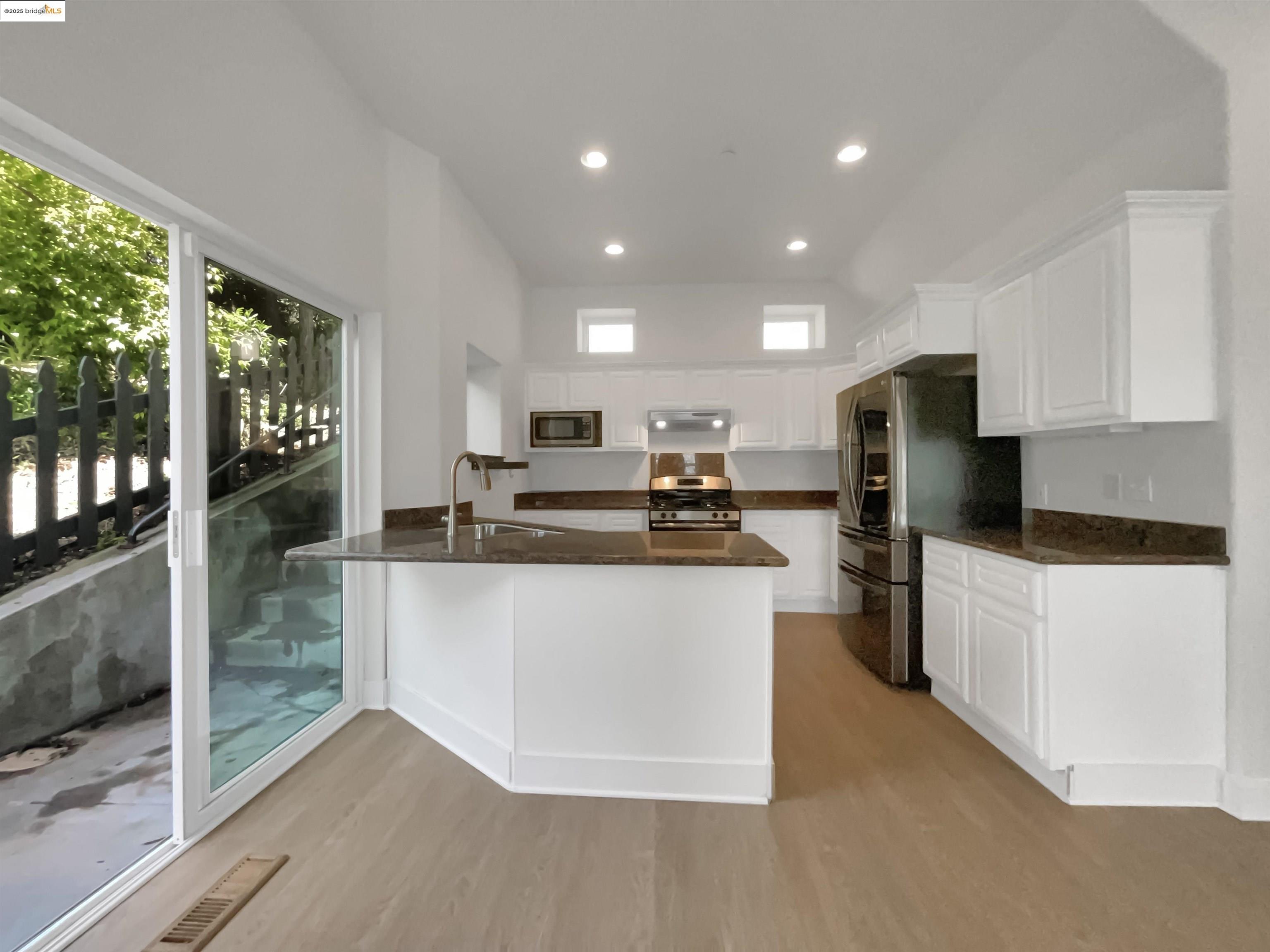 Detail Gallery Image 2 of 59 For 6336 Buena Ventura Ave, Oakland,  CA 94605 - 4 Beds | 2/1 Baths
