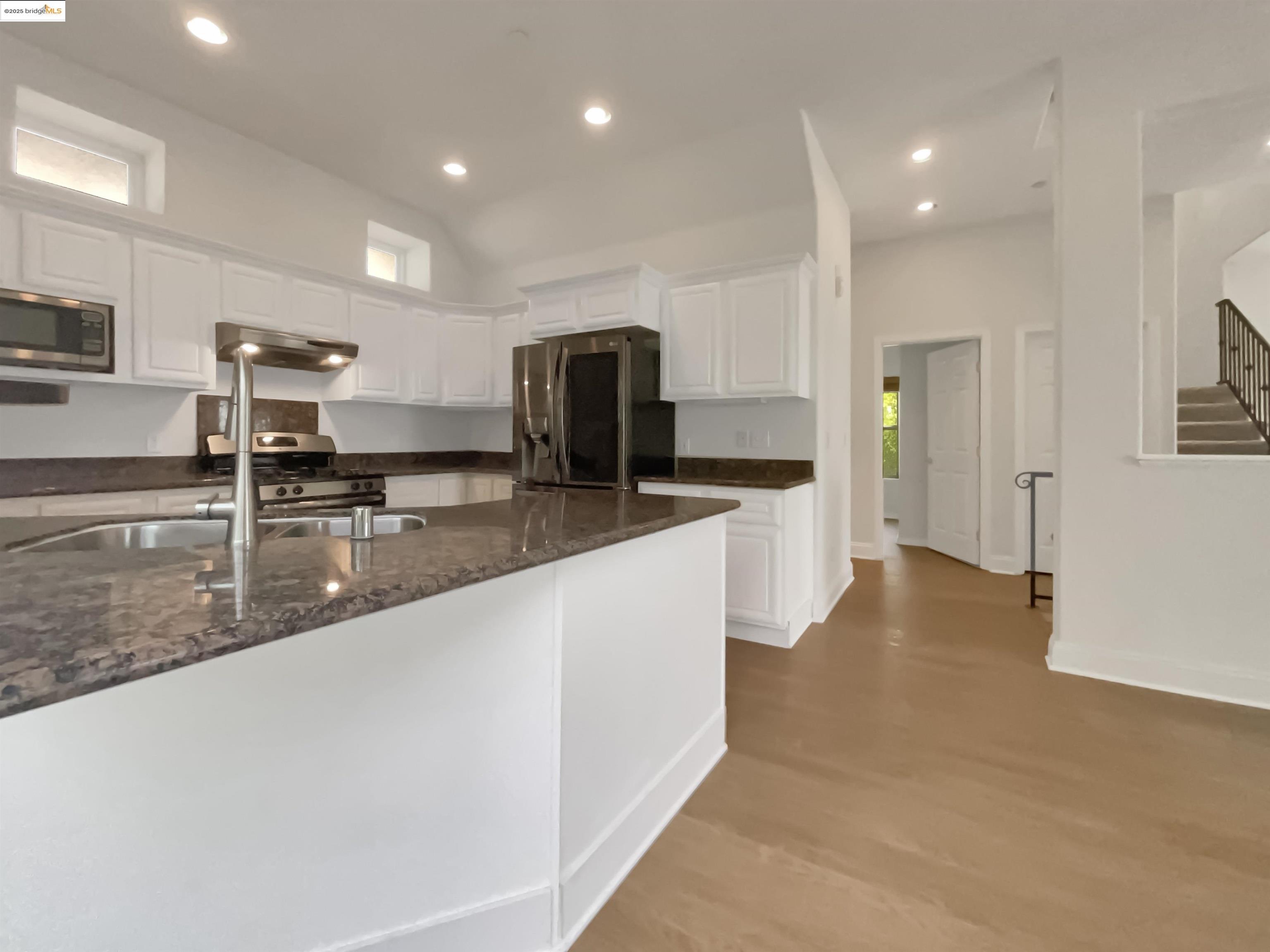 Detail Gallery Image 16 of 59 For 6336 Buena Ventura Ave, Oakland,  CA 94605 - 4 Beds | 2/1 Baths