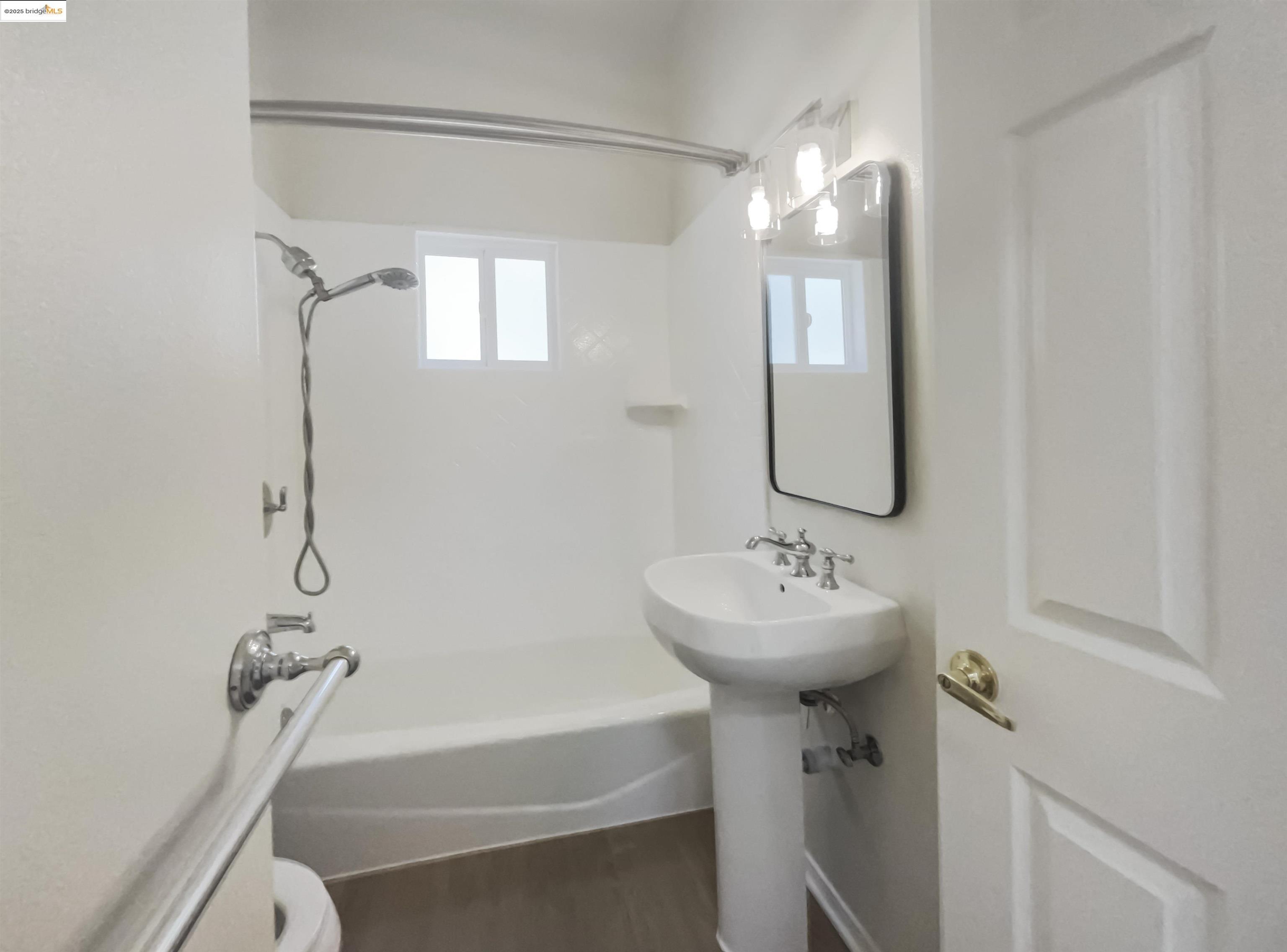 Detail Gallery Image 22 of 59 For 6336 Buena Ventura Ave, Oakland,  CA 94605 - 4 Beds | 2/1 Baths