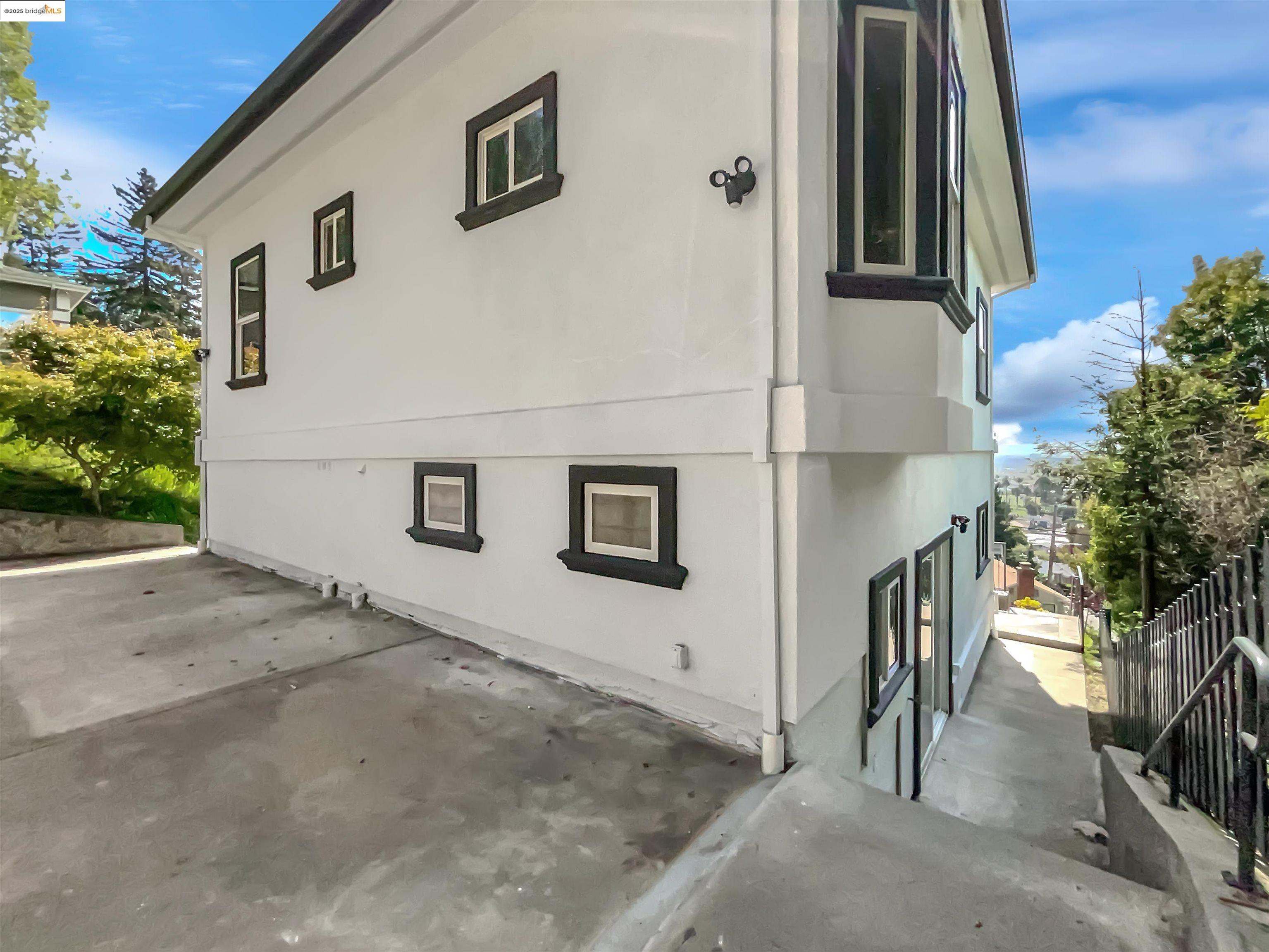 Detail Gallery Image 6 of 59 For 6336 Buena Ventura Ave, Oakland,  CA 94605 - 4 Beds | 2/1 Baths