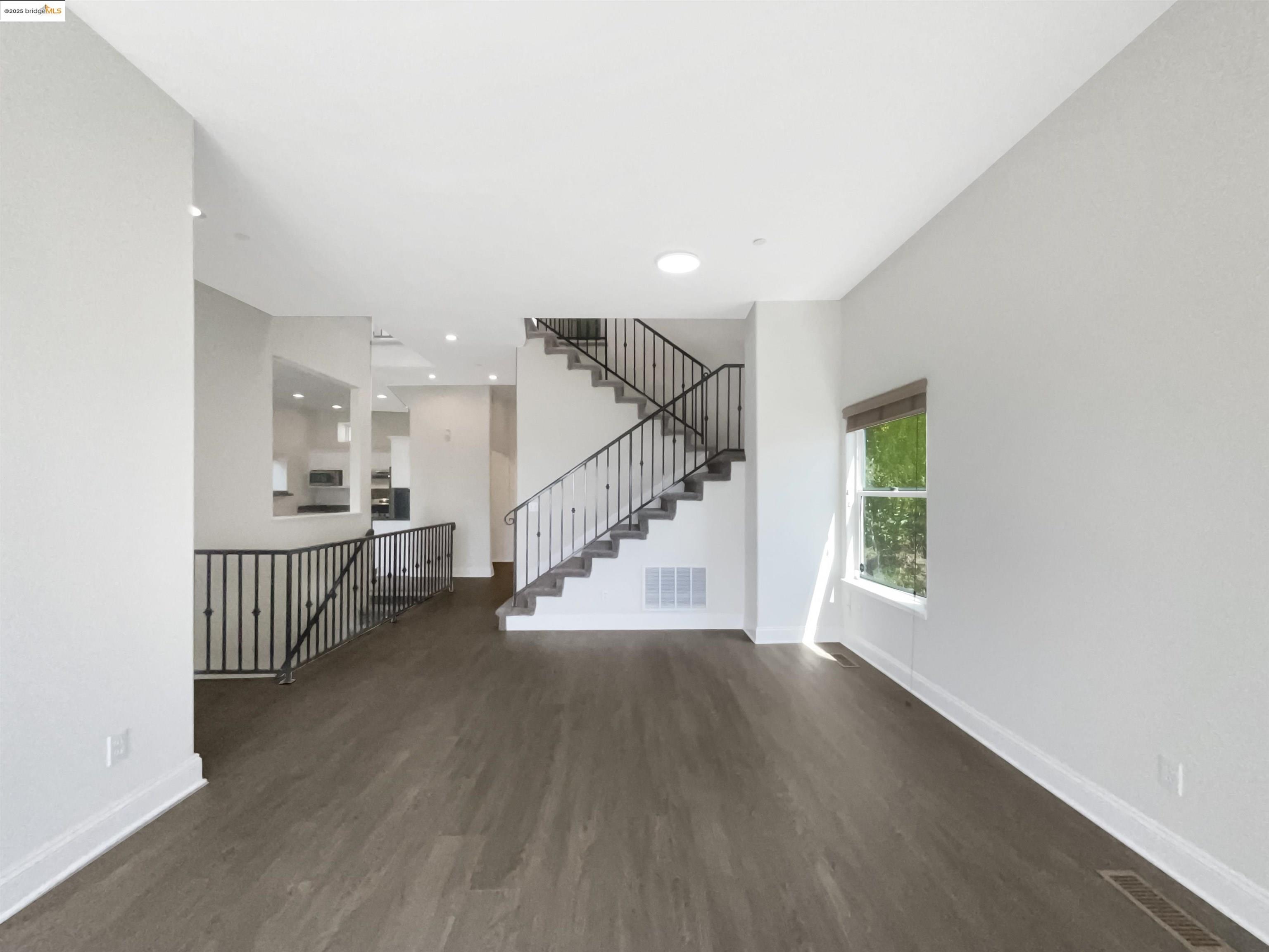 Detail Gallery Image 8 of 59 For 6336 Buena Ventura Ave, Oakland,  CA 94605 - 4 Beds | 2/1 Baths