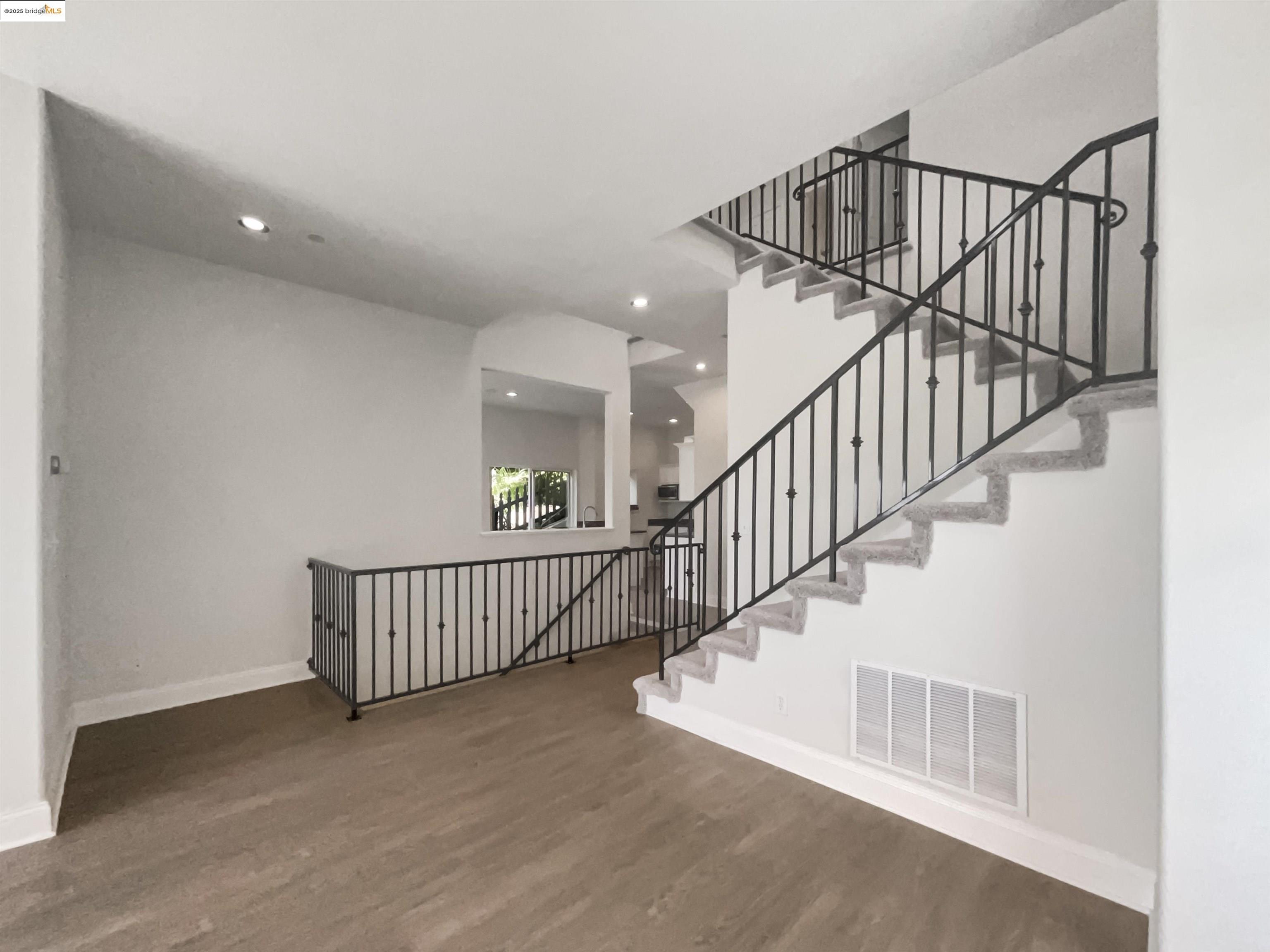 Detail Gallery Image 9 of 59 For 6336 Buena Ventura Ave, Oakland,  CA 94605 - 4 Beds | 2/1 Baths