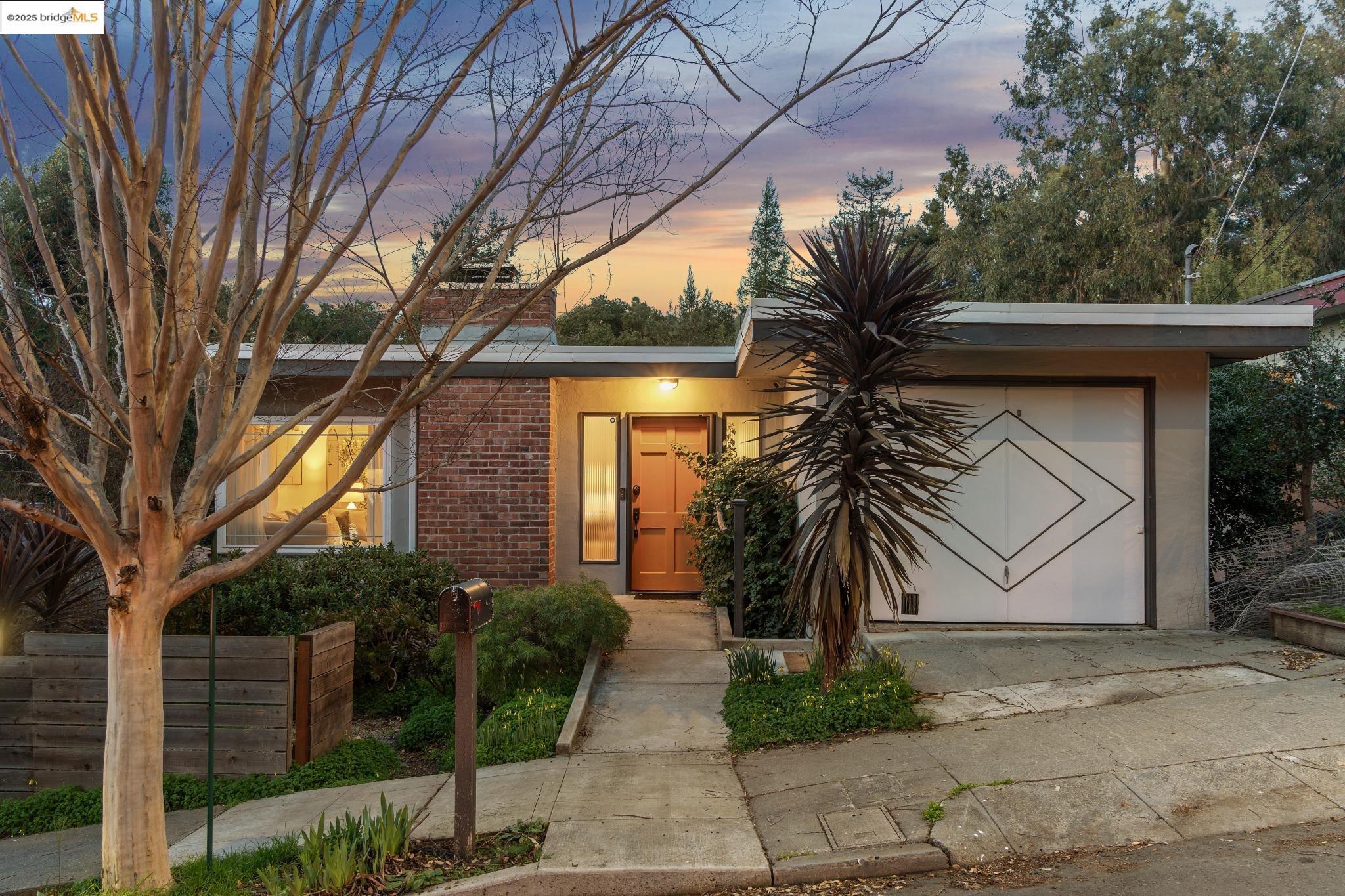 Detail Gallery Image 1 of 1 For 6144 Oakdale Ave, Oakland,  CA 94605 - 2 Beds | 1/1 Baths