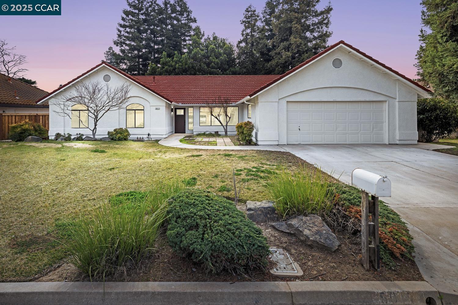 Detail Gallery Image 1 of 38 For 5017 W Locust Ave, Fresno,  CA 93722 - 3 Beds | 2 Baths