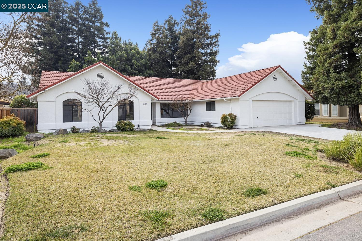 Detail Gallery Image 2 of 38 For 5017 W Locust Ave, Fresno,  CA 93722 - 3 Beds | 2 Baths