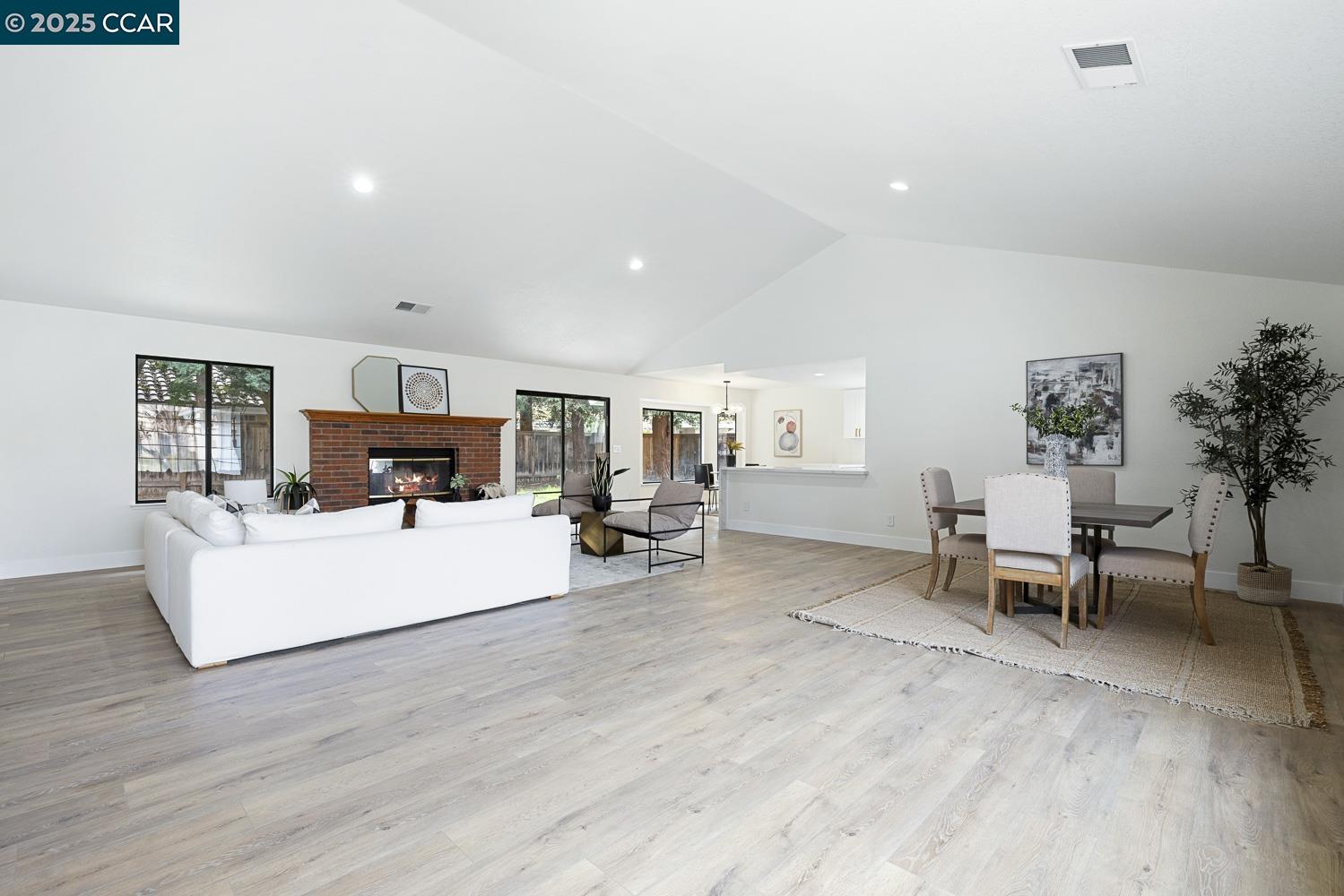 Detail Gallery Image 14 of 38 For 5017 W Locust Ave, Fresno,  CA 93722 - 3 Beds | 2 Baths