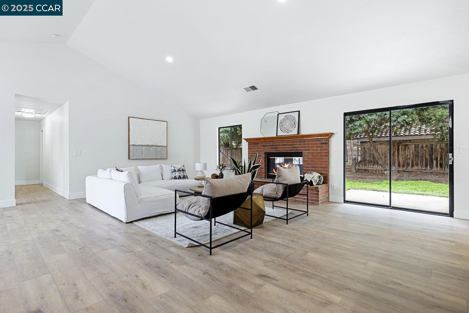 Detail Gallery Image 16 of 38 For 5017 W Locust Ave, Fresno,  CA 93722 - 3 Beds | 2 Baths