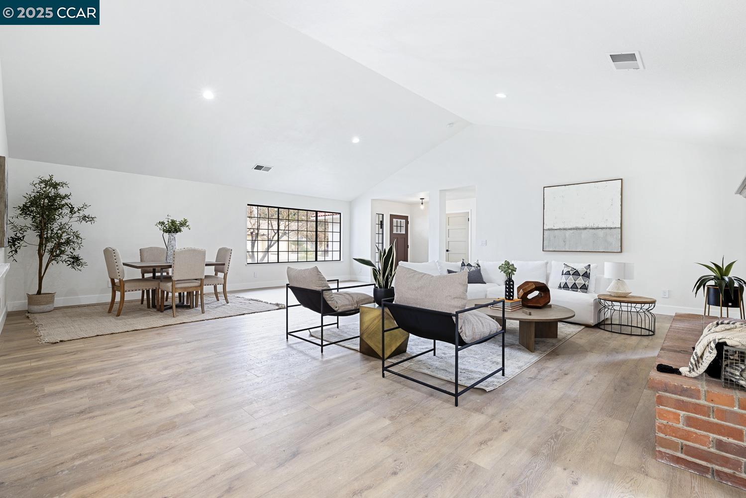 Detail Gallery Image 17 of 38 For 5017 W Locust Ave, Fresno,  CA 93722 - 3 Beds | 2 Baths