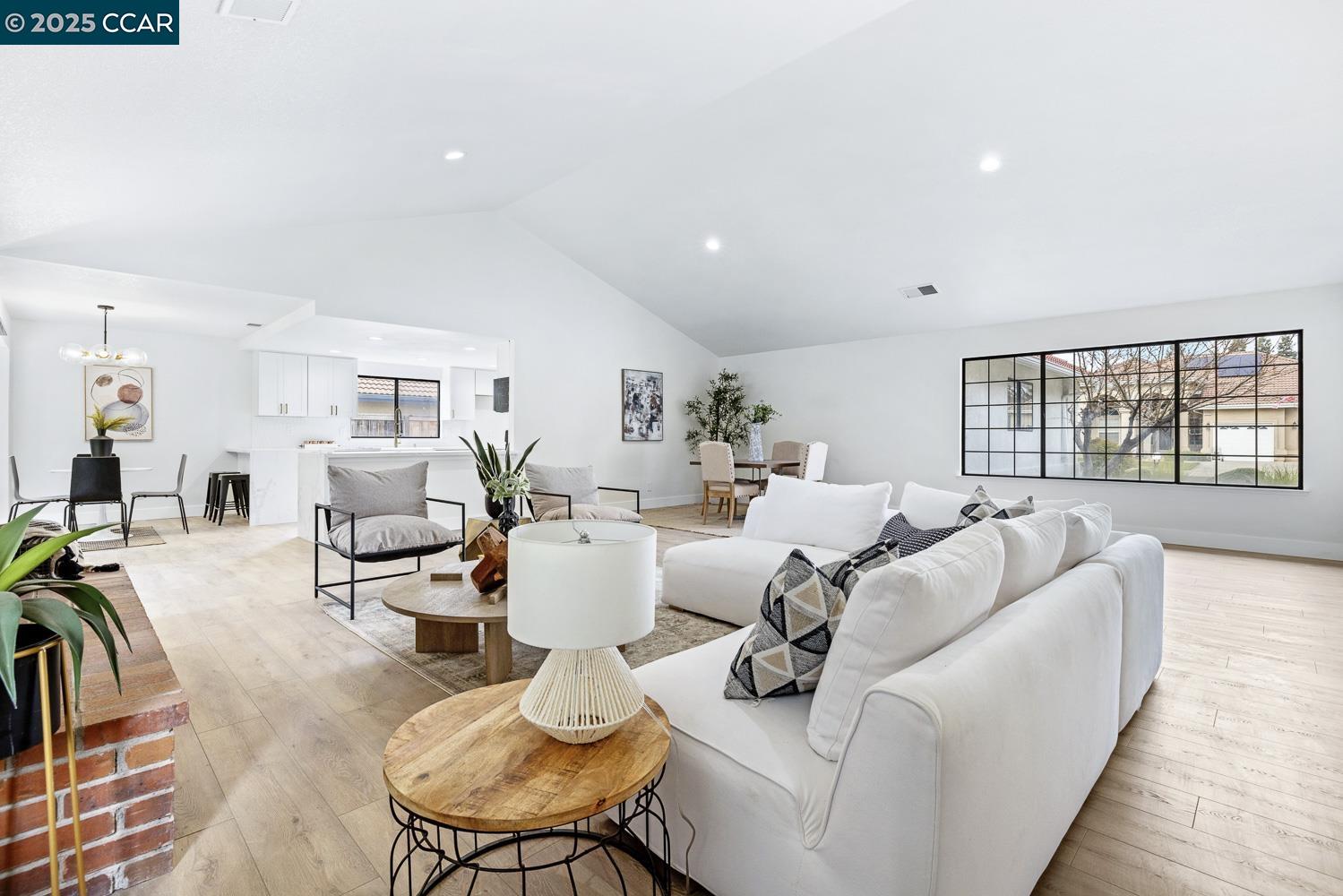 Detail Gallery Image 18 of 38 For 5017 W Locust Ave, Fresno,  CA 93722 - 3 Beds | 2 Baths
